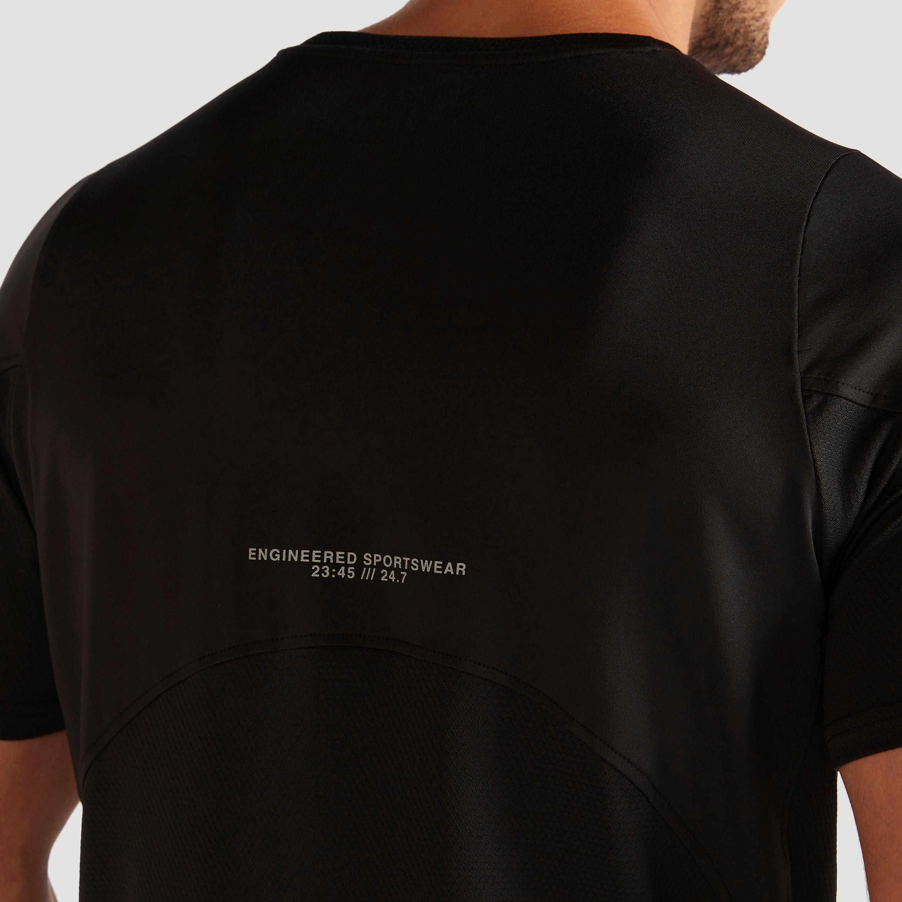 تيشيرت بياقة ضيّقة وأكمام قصيرة وطبعات-men-clothing-sportswearandactivewear-tshirtsandpolos-image-5