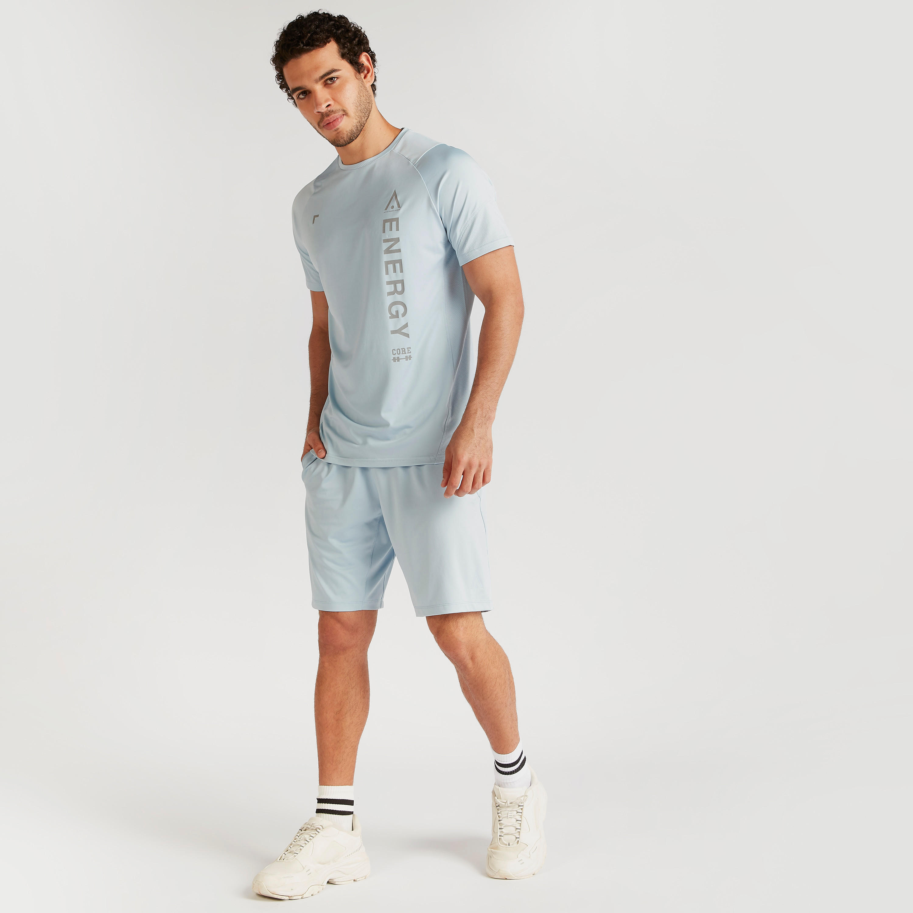 تيشيرت بياقة ضيّقة وأكمام قصيرة وطبعات-men-clothing-sportswearandactivewear-tshirtsandpolos-image-2