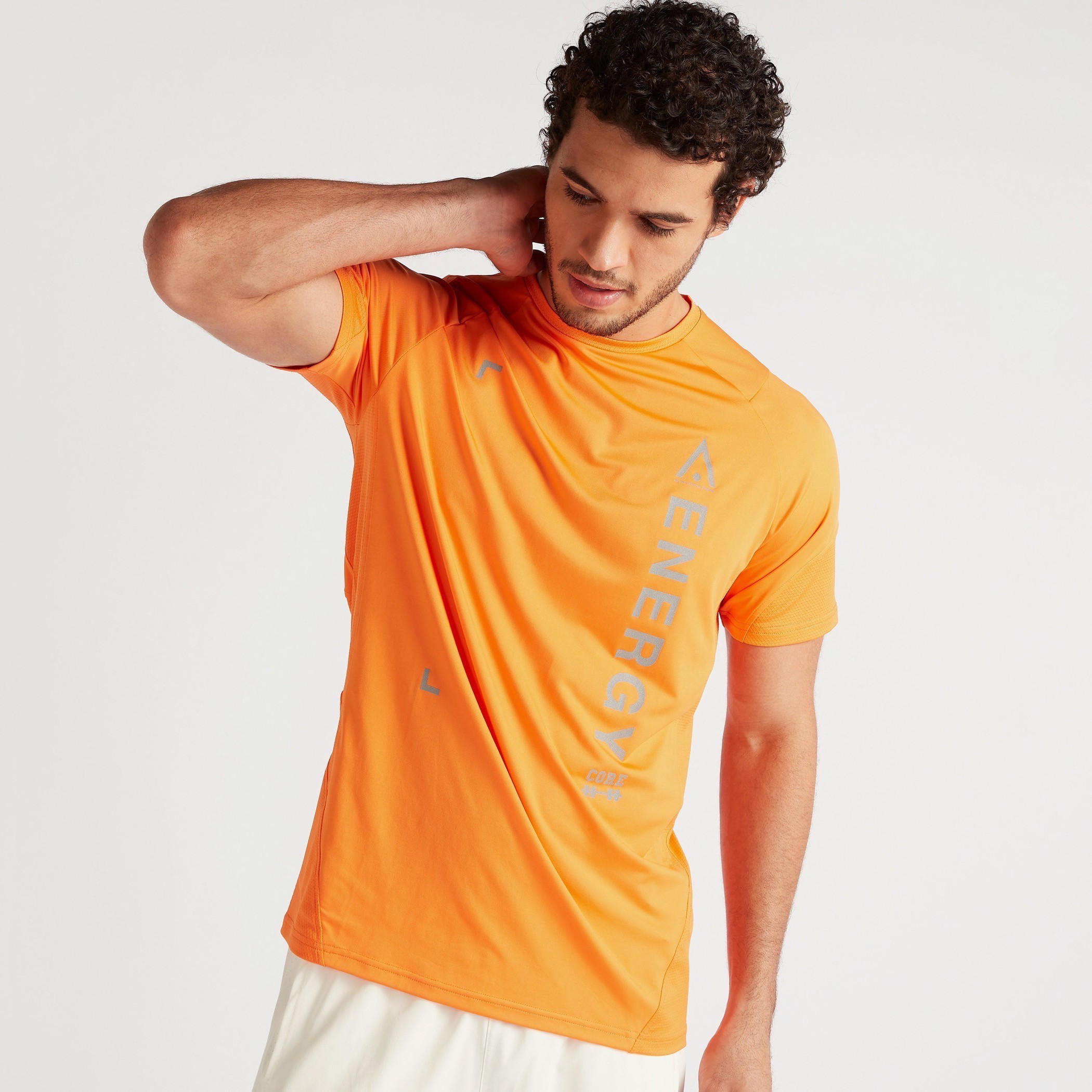تيشيرت بياقة ضيّقة وأكمام قصيرة-men-clothing-sportswearandactivewear-tshirtsandpolos-image-1