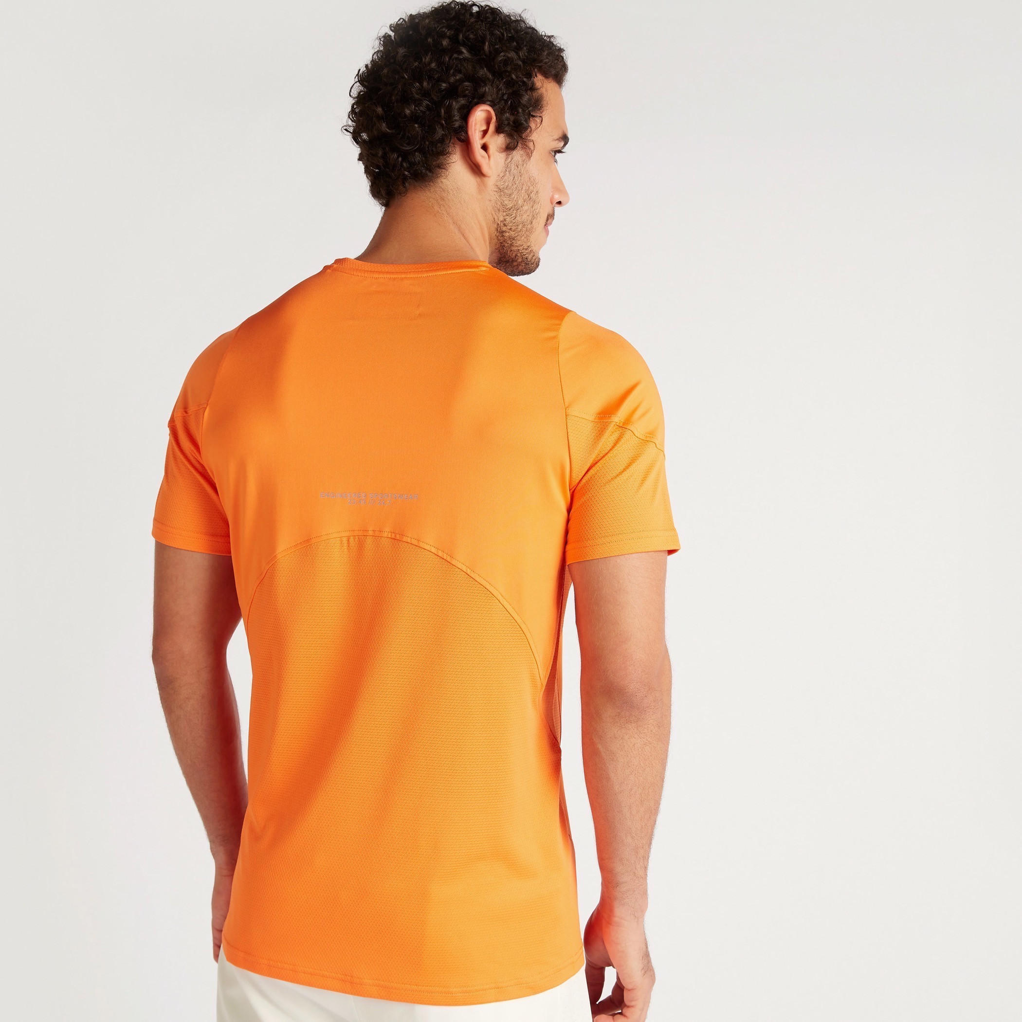 تيشيرت بياقة ضيّقة وأكمام قصيرة-men-clothing-sportswearandactivewear-tshirtsandpolos-image-4