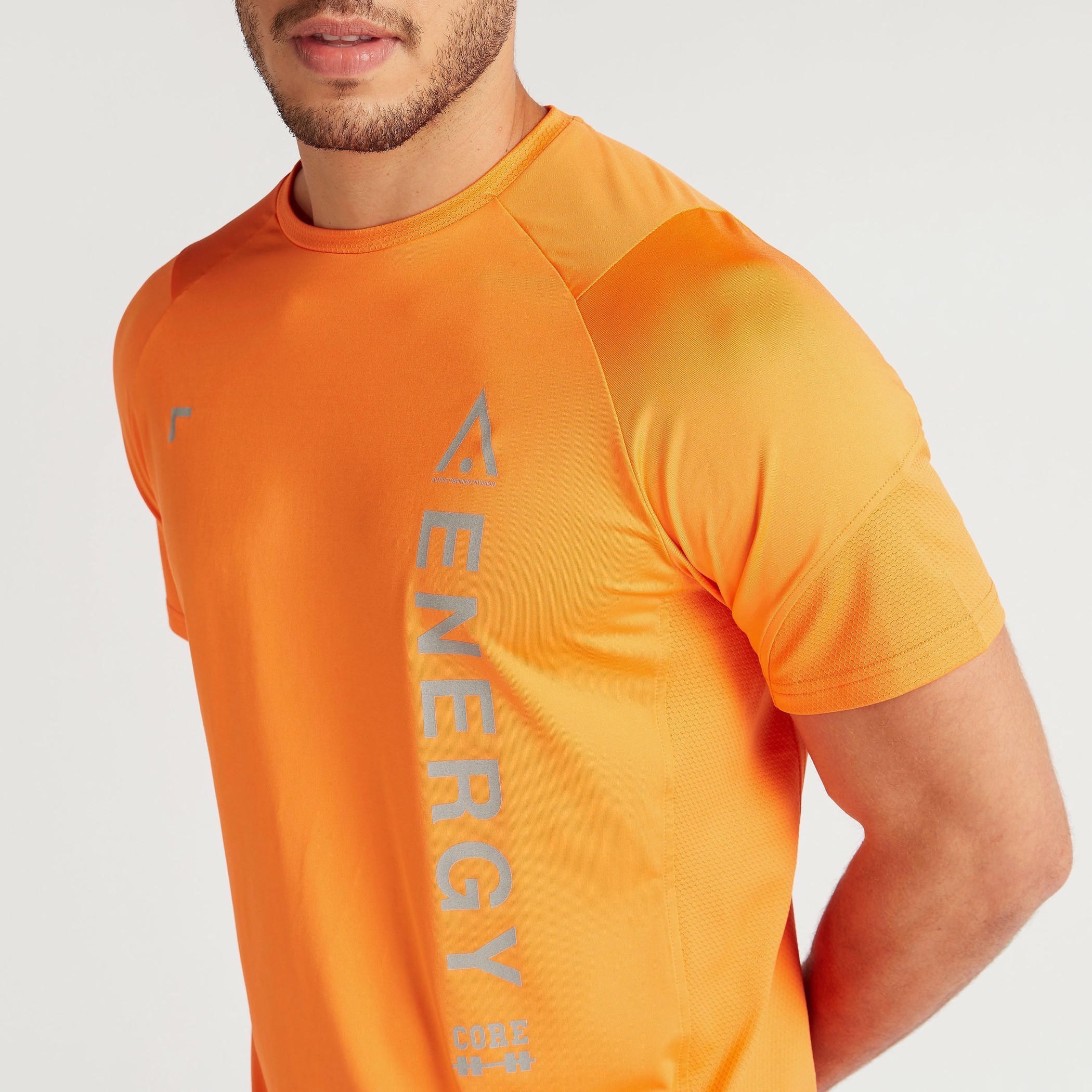 تيشيرت بياقة ضيّقة وأكمام قصيرة-men-clothing-sportswearandactivewear-tshirtsandpolos-image-5