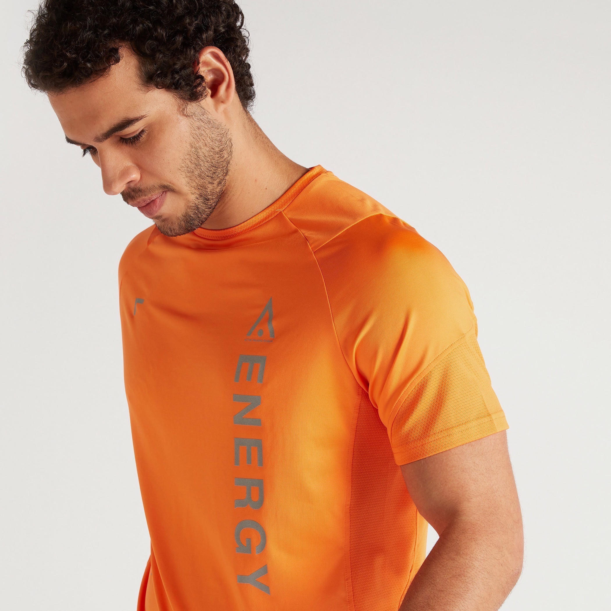 تيشيرت بياقة ضيّقة وأكمام قصيرة-men-clothing-sportswearandactivewear-tshirtsandpolos-image-6