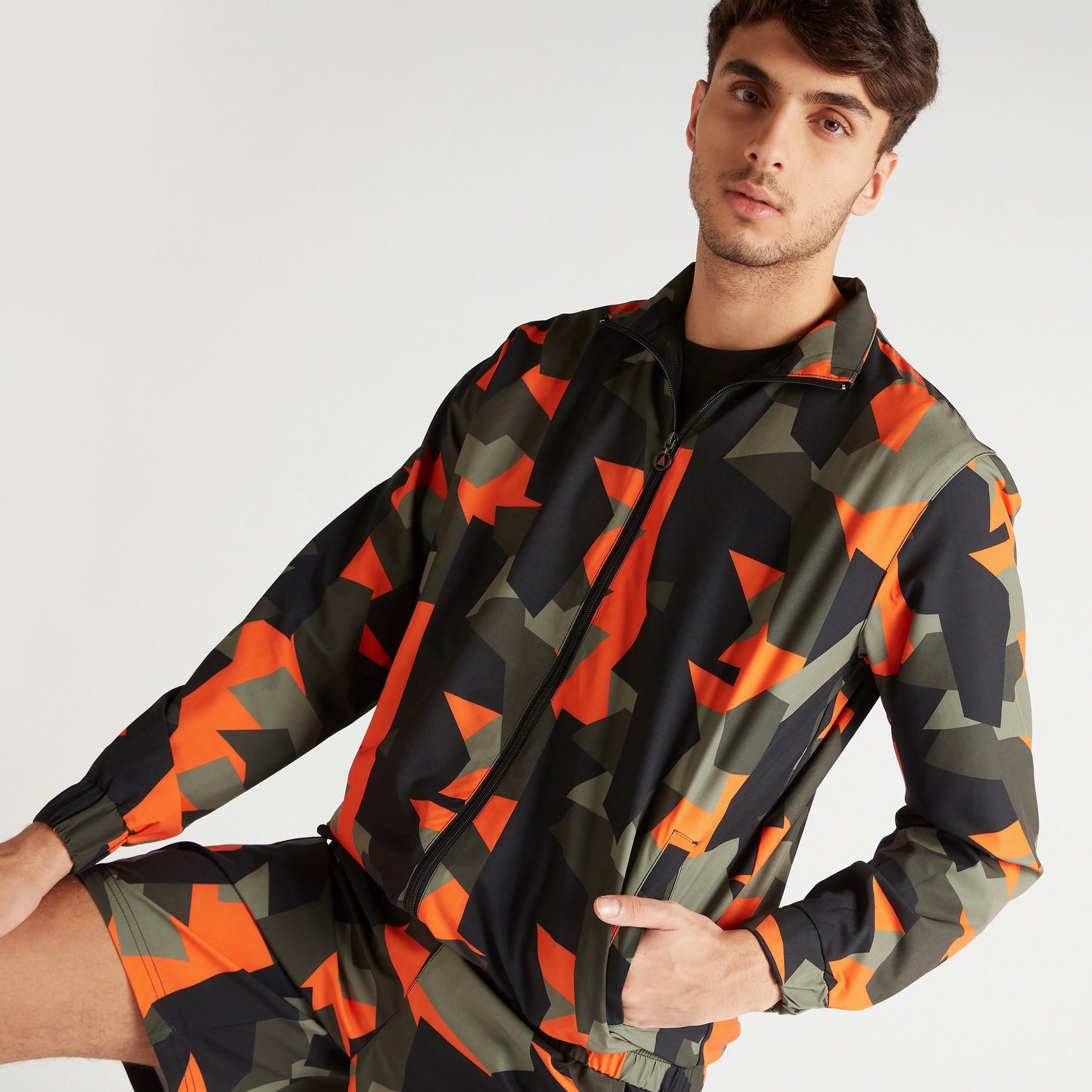 جاكيت بسحّاب وطبعات وأكمام طويلة وجيوب-men-clothing-jacketsandblazers-jackets-image-1