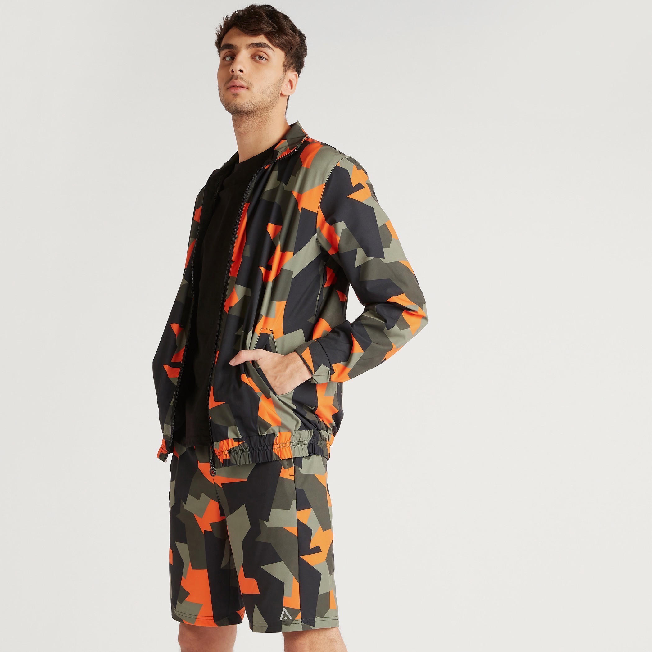 جاكيت بسحّاب وطبعات وأكمام طويلة وجيوب-men-clothing-jacketsandblazers-jackets-image-3