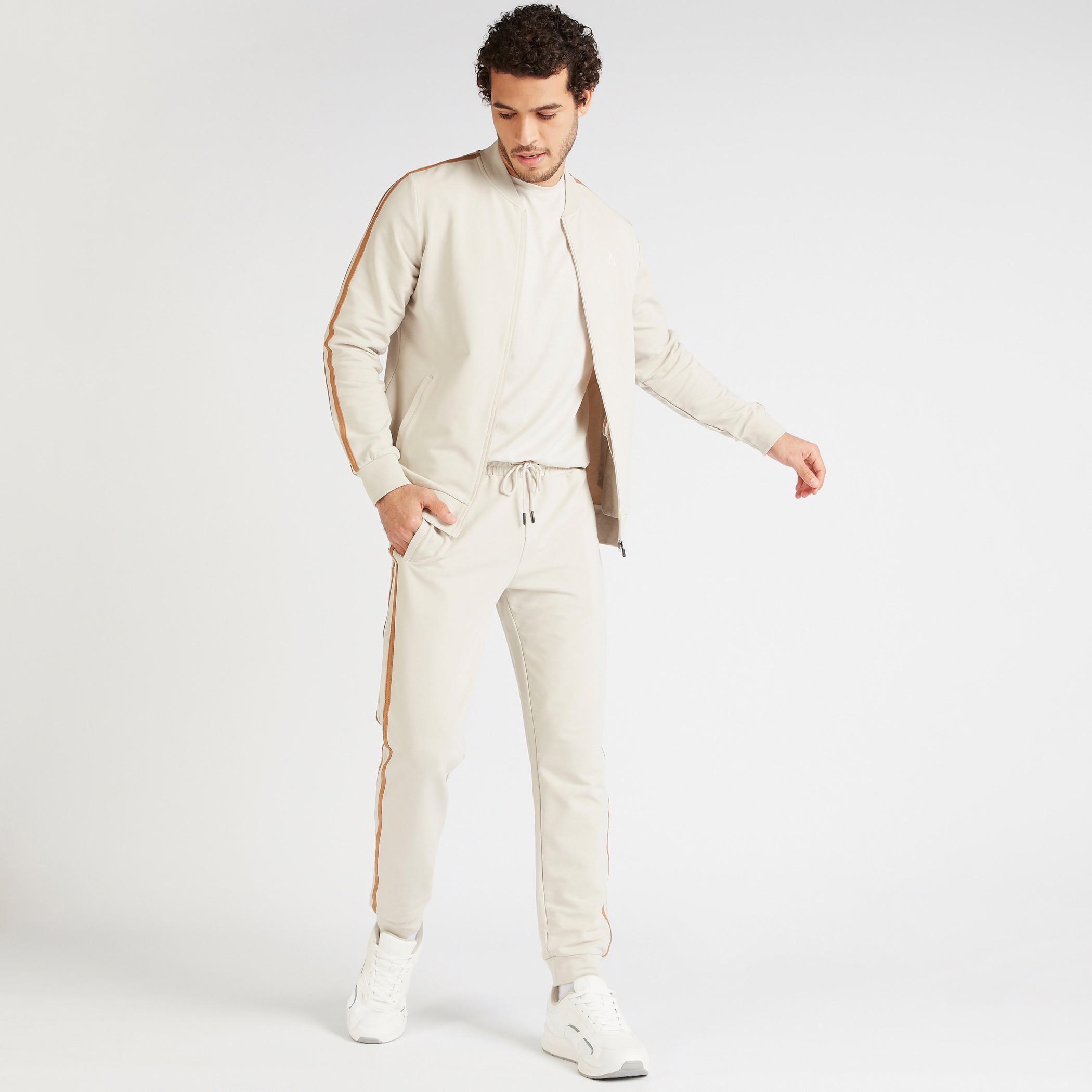 جاكيت بسحّاب وقبّعة وأكمام طويلة وجيوب-men-clothing-jacketsandblazers-jackets-image-2