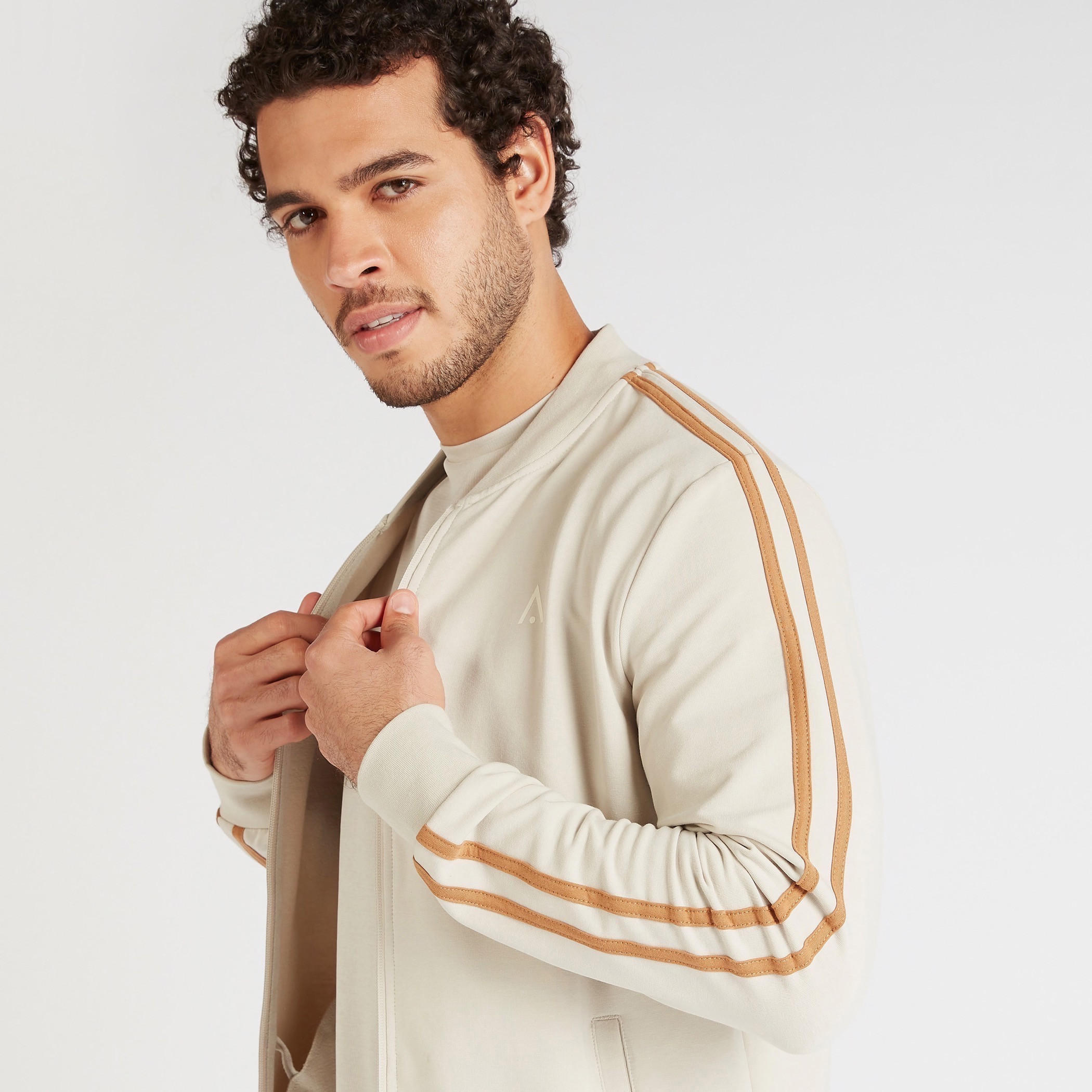 جاكيت بسحّاب وقبّعة وأكمام طويلة وجيوب-men-clothing-jacketsandblazers-jackets-image-6