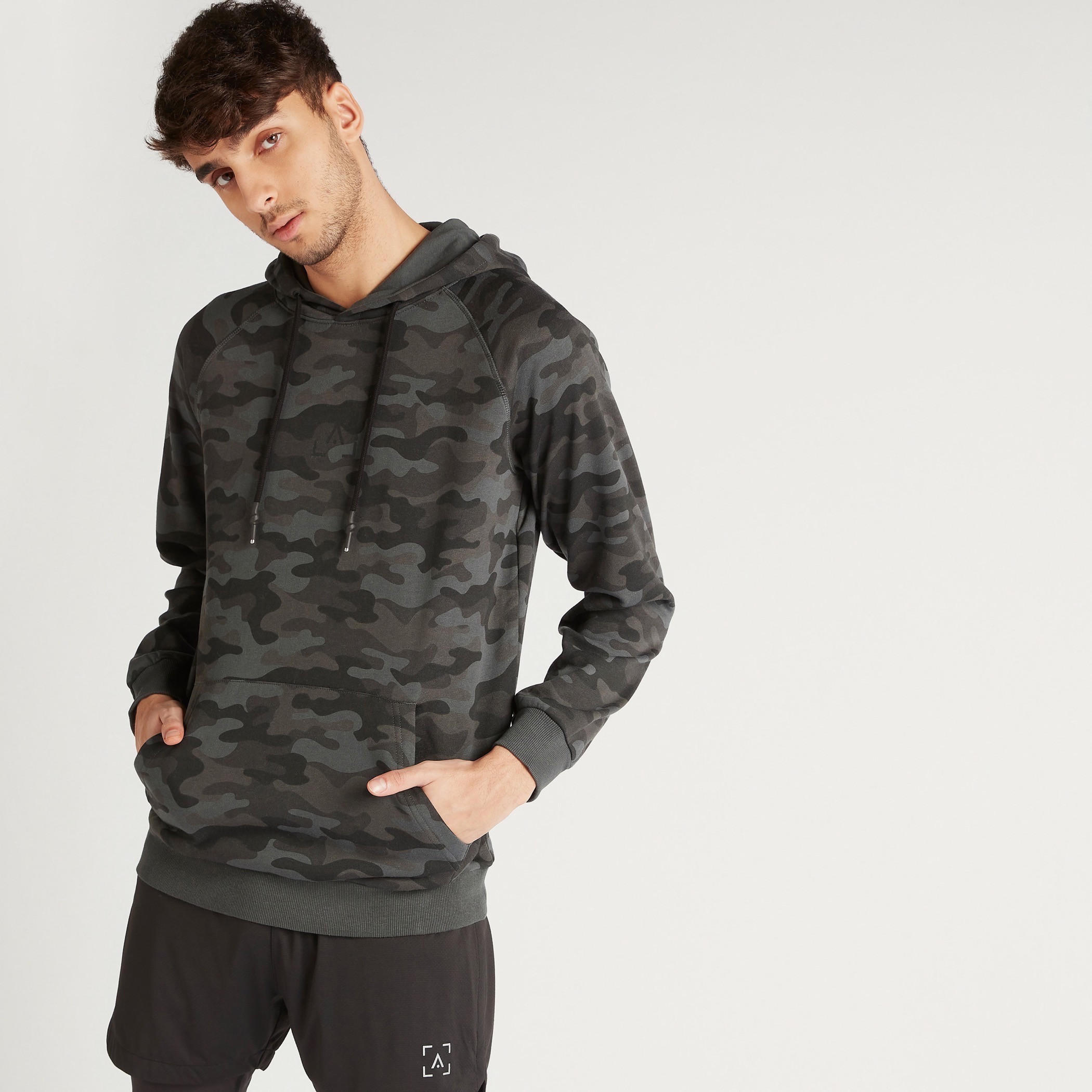 هودي بطبعات مموّهة وجيوب كنغر-men-winterwear-hoodiesandsweatshirts-image-1