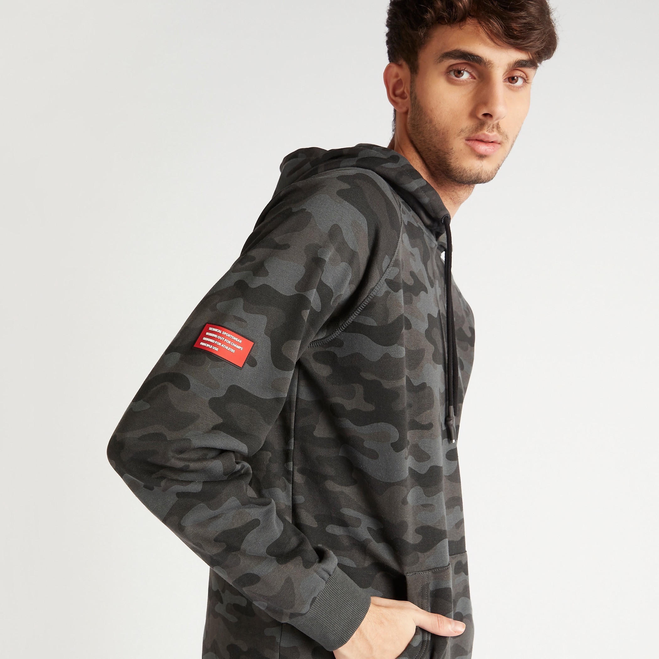 هودي بطبعات مموّهة وجيوب كنغر-men-winterwear-hoodiesandsweatshirts-image-2