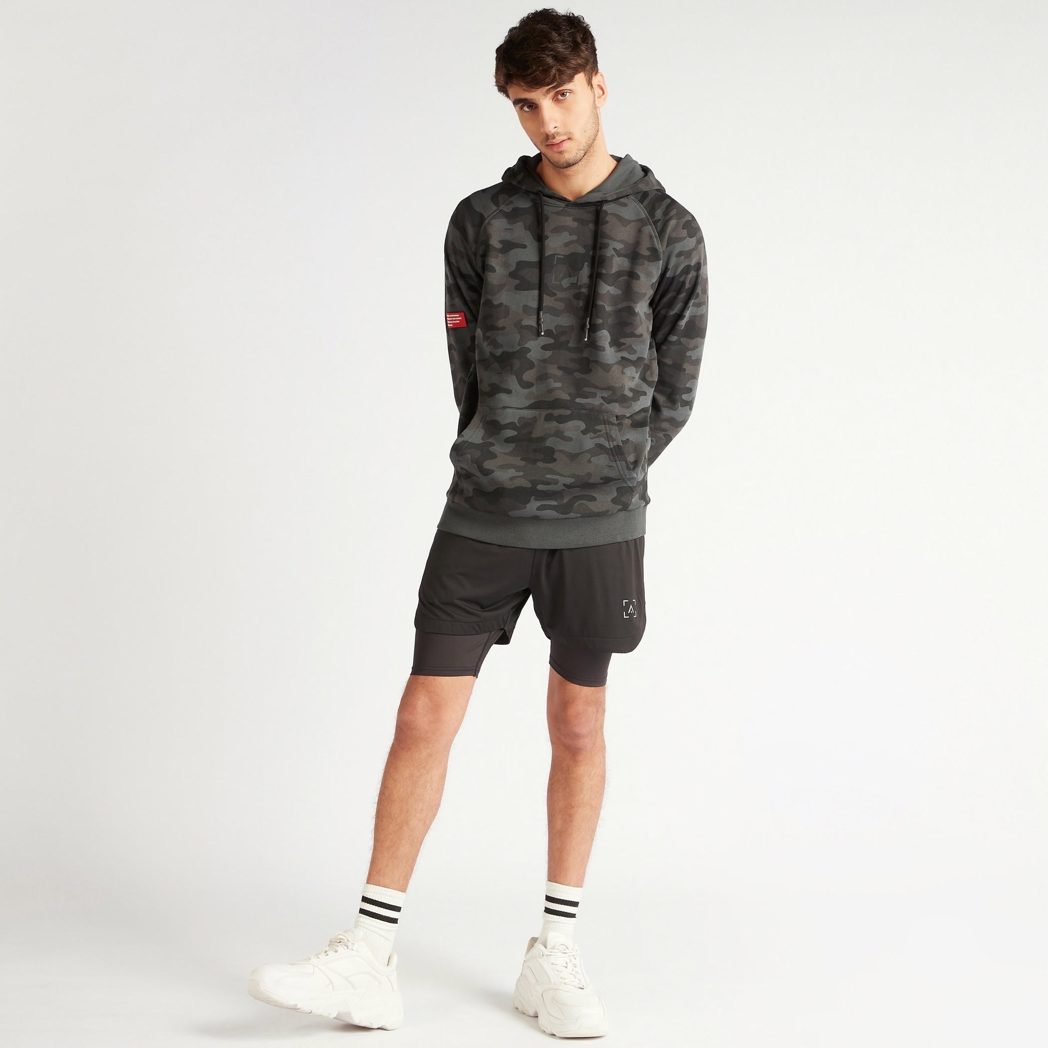 هودي بطبعات مموّهة وجيوب كنغر-men-winterwear-hoodiesandsweatshirts-image-3