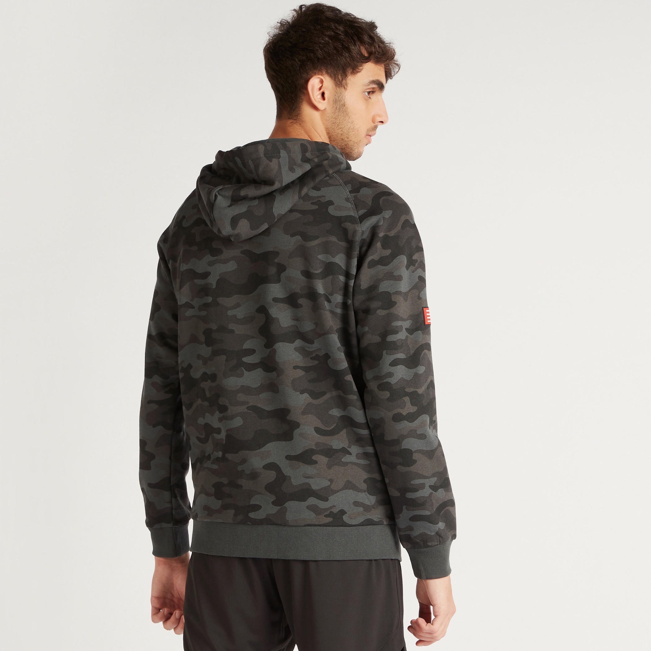 هودي بطبعات مموّهة وجيوب كنغر-men-winterwear-hoodiesandsweatshirts-image-4