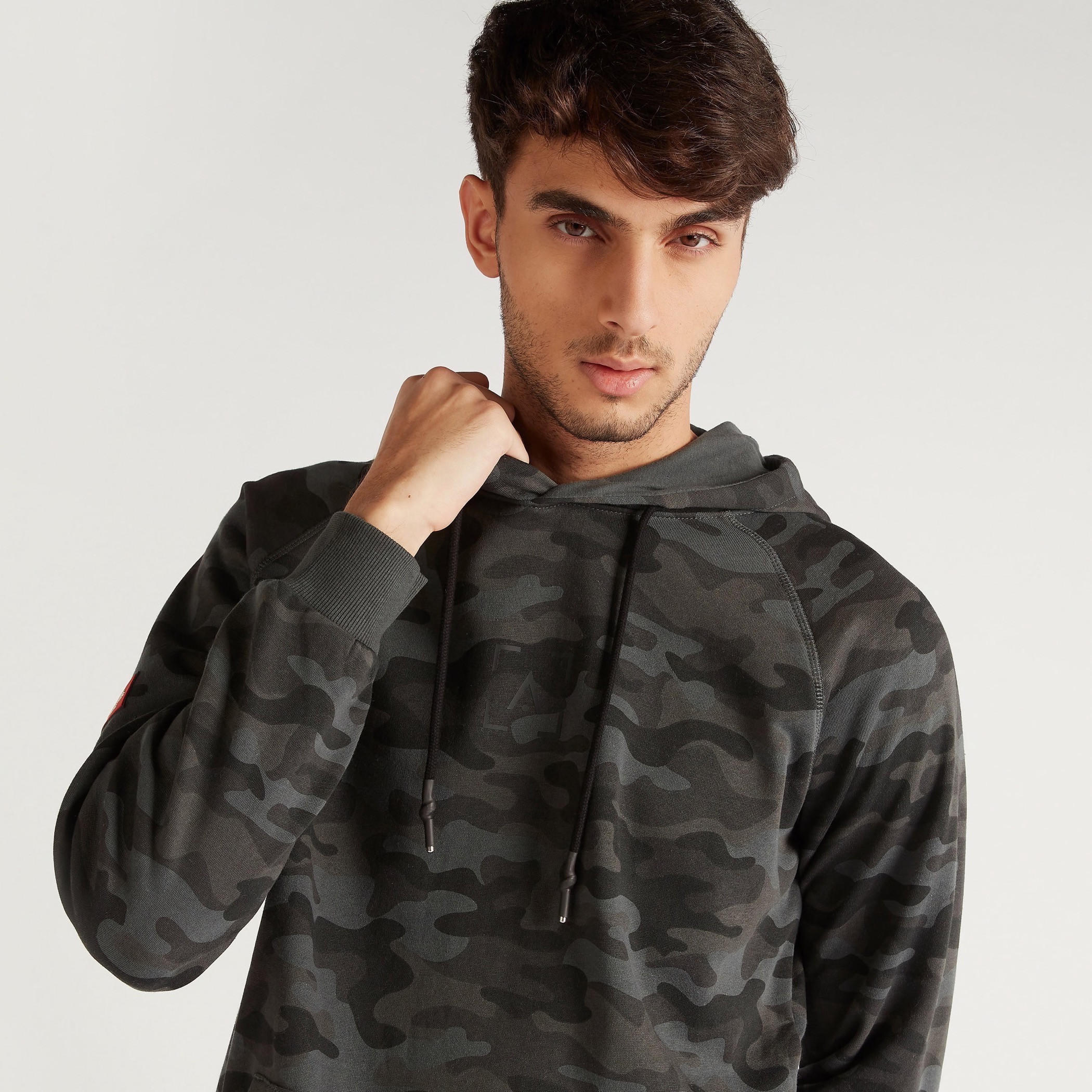 هودي بطبعات مموّهة وجيوب كنغر-men-winterwear-hoodiesandsweatshirts-image-5