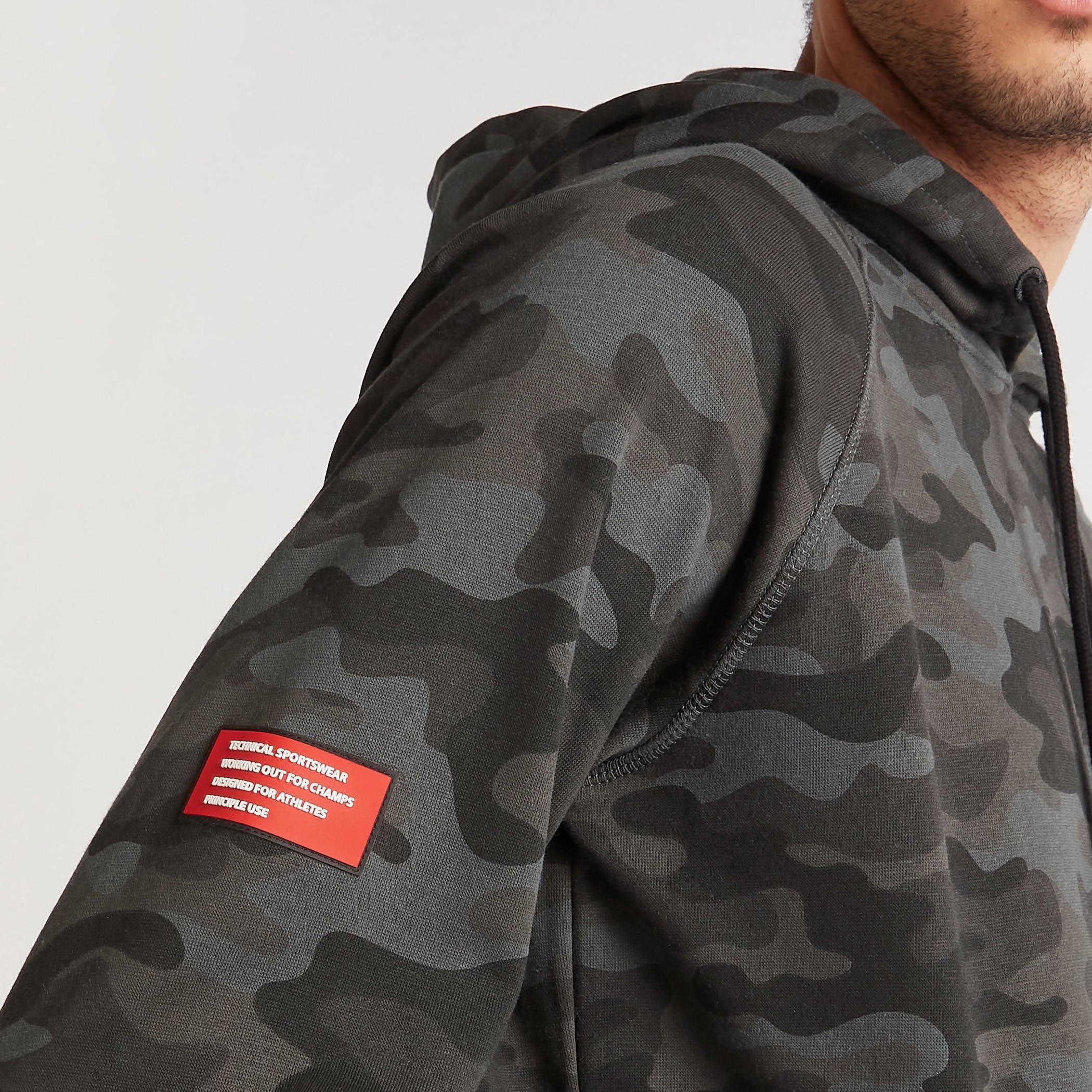 هودي بطبعات مموّهة وجيوب كنغر-men-winterwear-hoodiesandsweatshirts-image-6