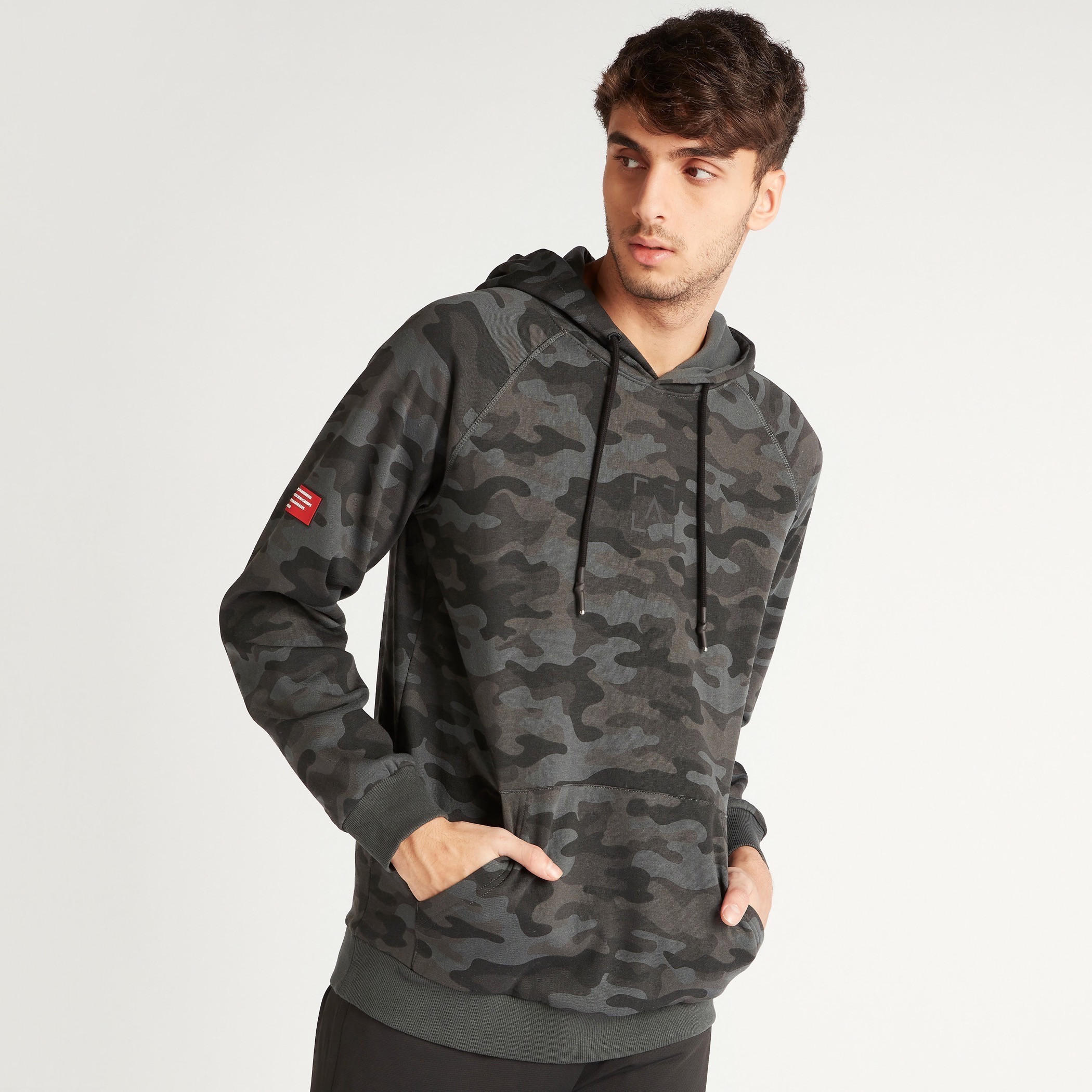 هودي بطبعات مموّهة وجيوب كنغر-men-winterwear-hoodiesandsweatshirts-image-7