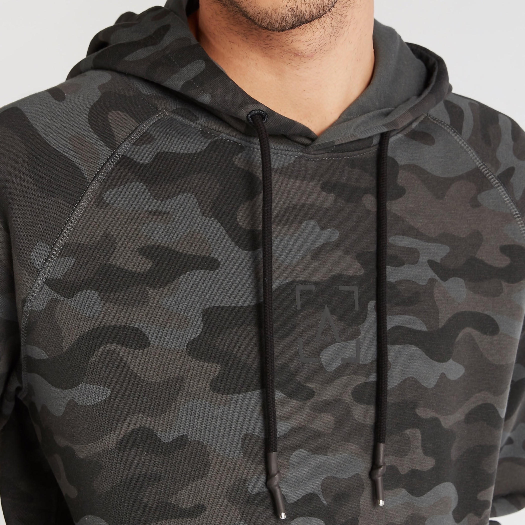 هودي بطبعات مموّهة وجيوب كنغر-men-winterwear-hoodiesandsweatshirts-image-8