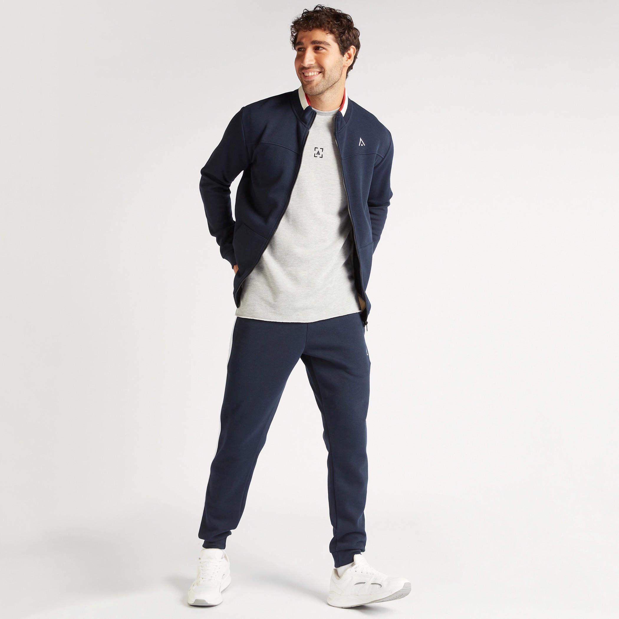 سويت شيرت سادة بياقة ضيّقة دون أكمام وتفاصيل شريط-men-winterwear-hoodiesandsweatshirts-image-2