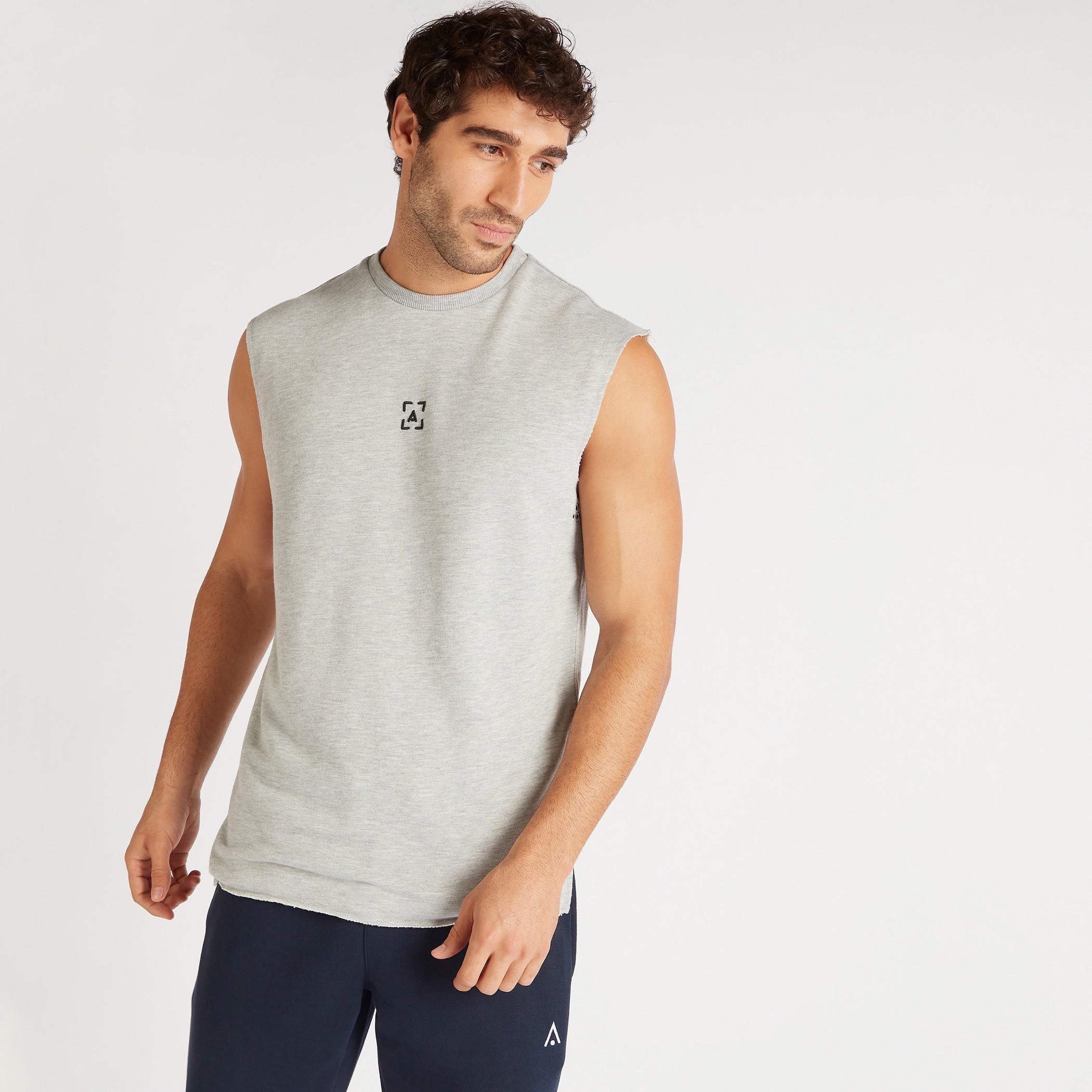 سويت شيرت سادة بياقة ضيّقة دون أكمام وتفاصيل شريط-men-winterwear-hoodiesandsweatshirts-image-3