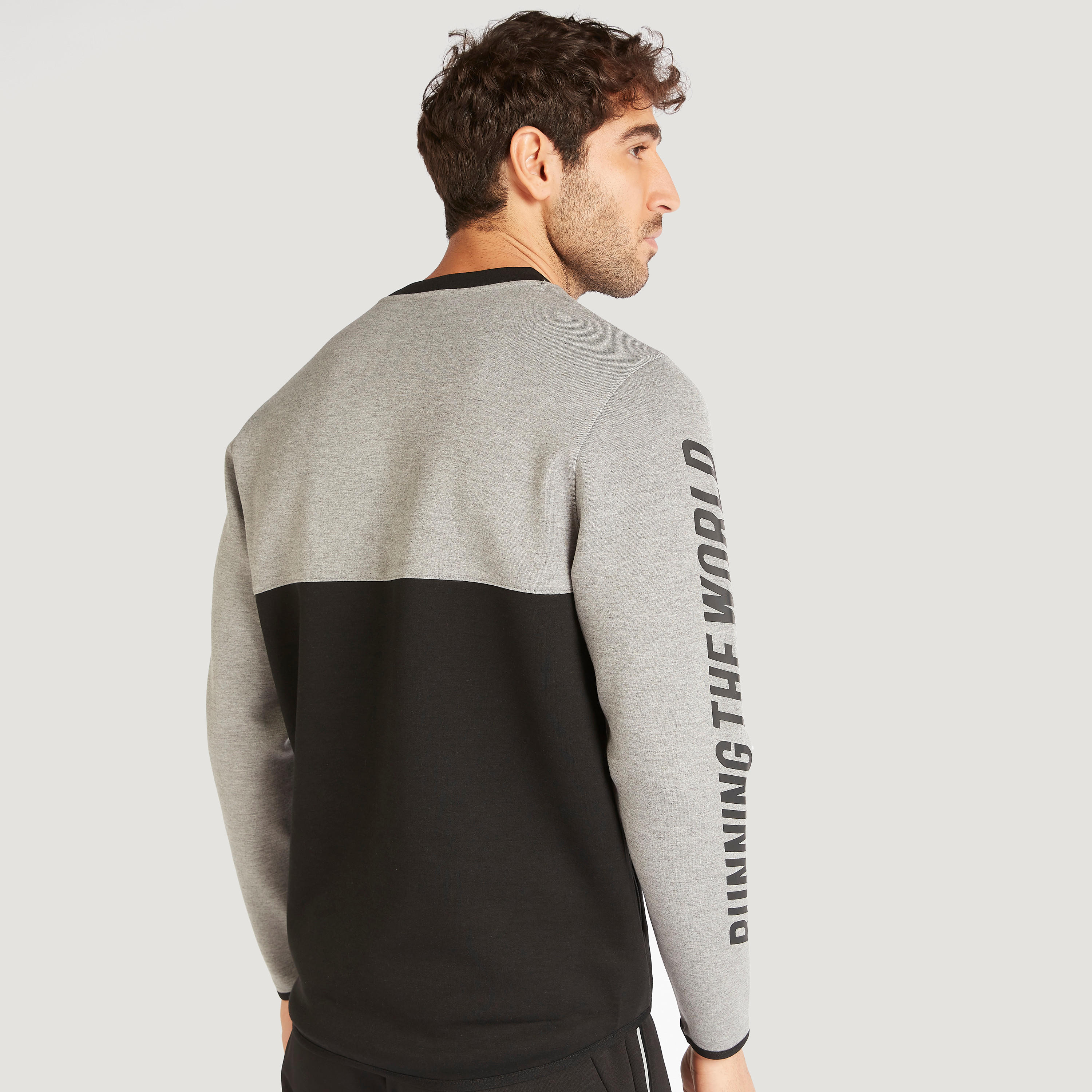 سويت شيرت بأكمام طويلة وياقة ضيّقة وطبعات-men-winterwear-hoodiesandsweatshirts-image-4