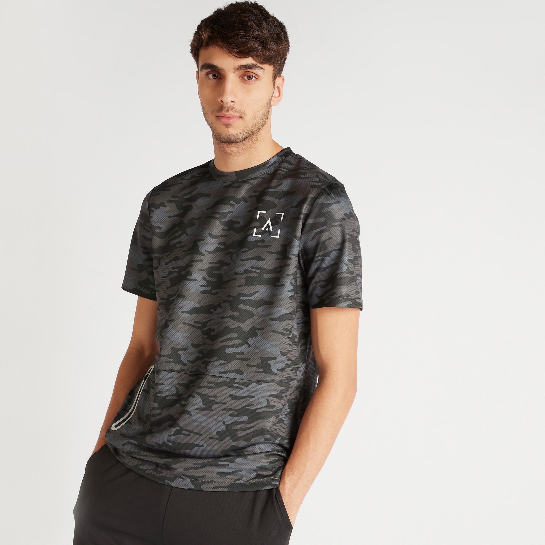 تيشيرت بأكمام قصيرة وطبعات مموّهة وجيوب بسحّاب-men-clothing-sportswearandactivewear-tshirtsandpolos-image-1