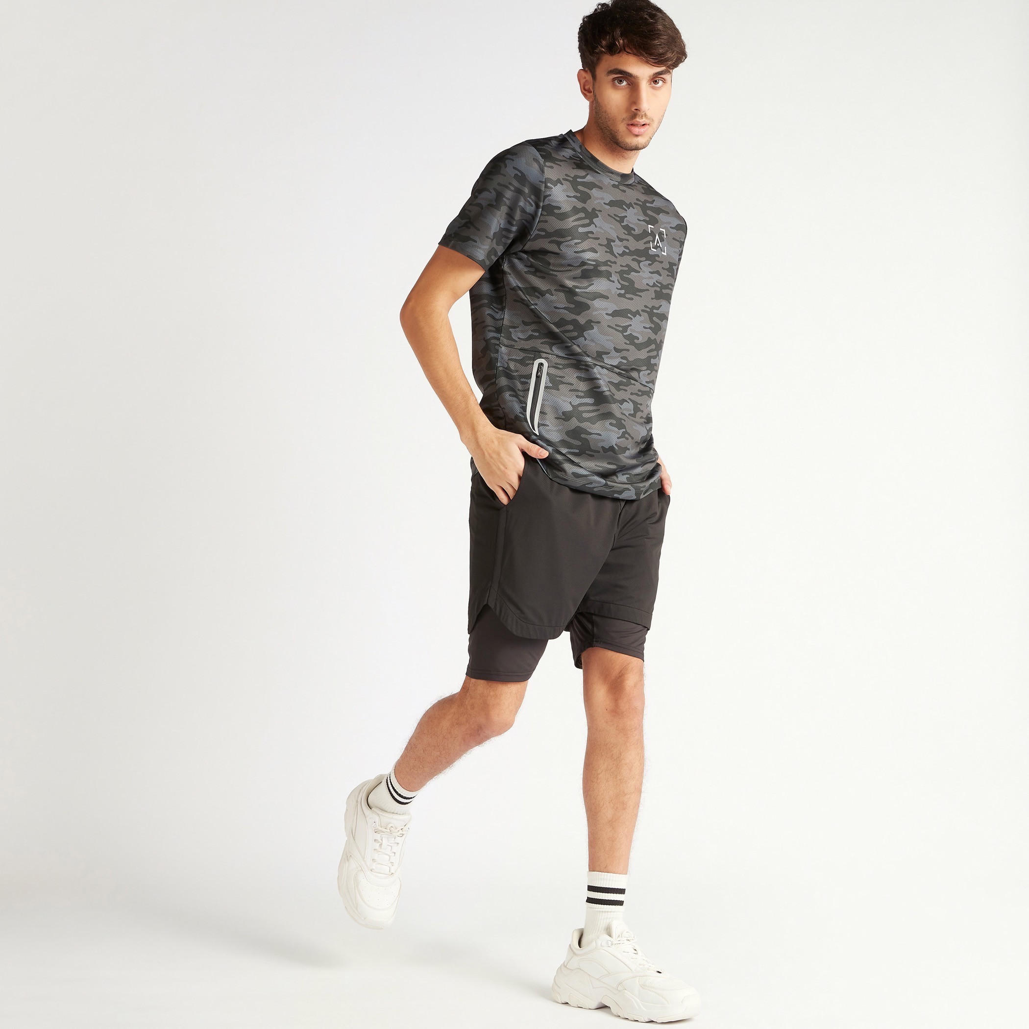 تيشيرت بأكمام قصيرة وطبعات مموّهة وجيوب بسحّاب-men-clothing-sportswearandactivewear-tshirtsandpolos-image-2