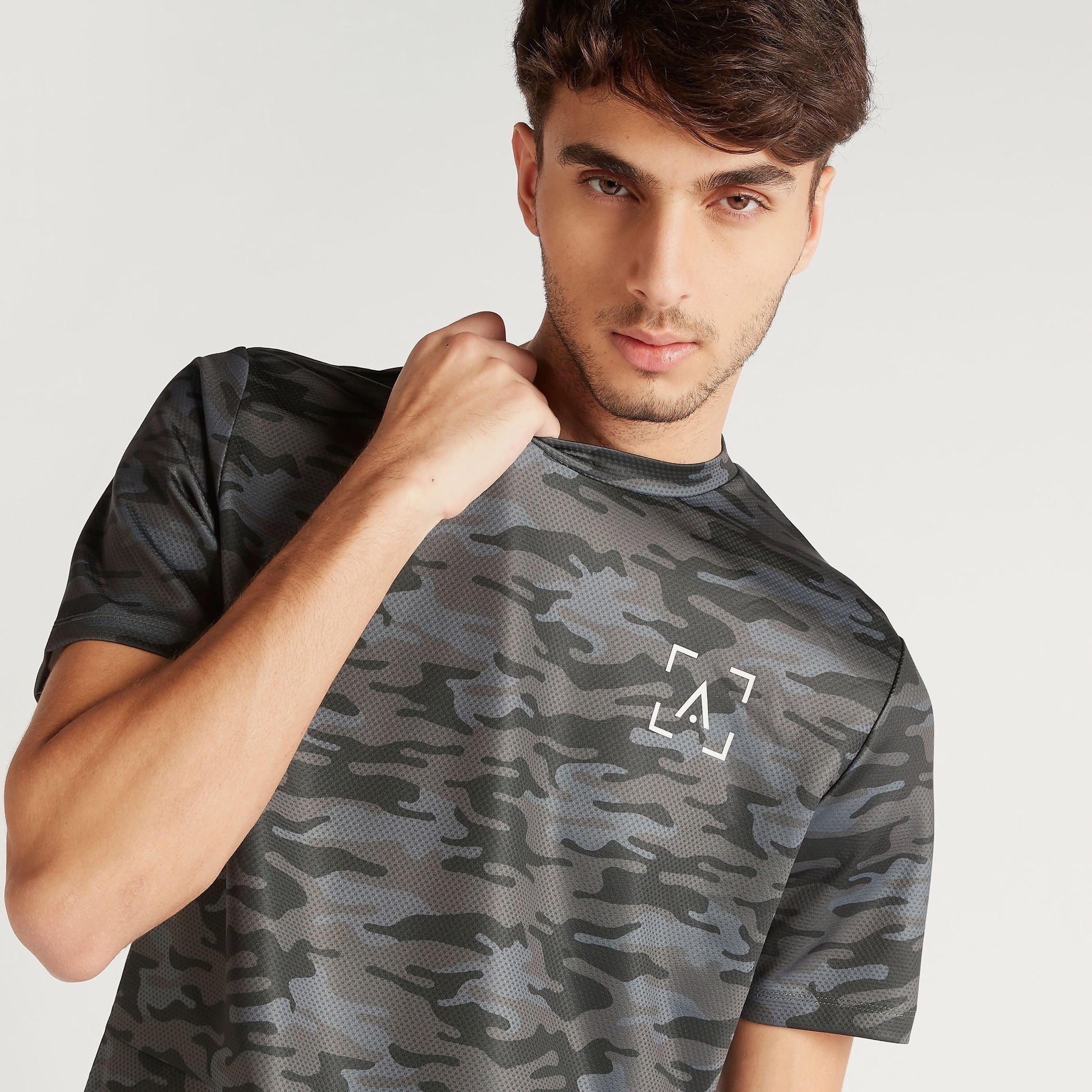تيشيرت بأكمام قصيرة وطبعات مموّهة وجيوب بسحّاب-men-clothing-sportswearandactivewear-tshirtsandpolos-image-3