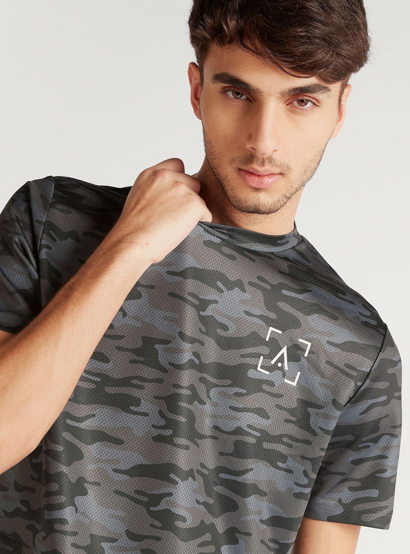 تيشيرت بأكمام قصيرة وطبعات مموّهة وجيوب بسحّاب-men-clothing-sportswearandactivewear-tshirtsandpolos-image-3