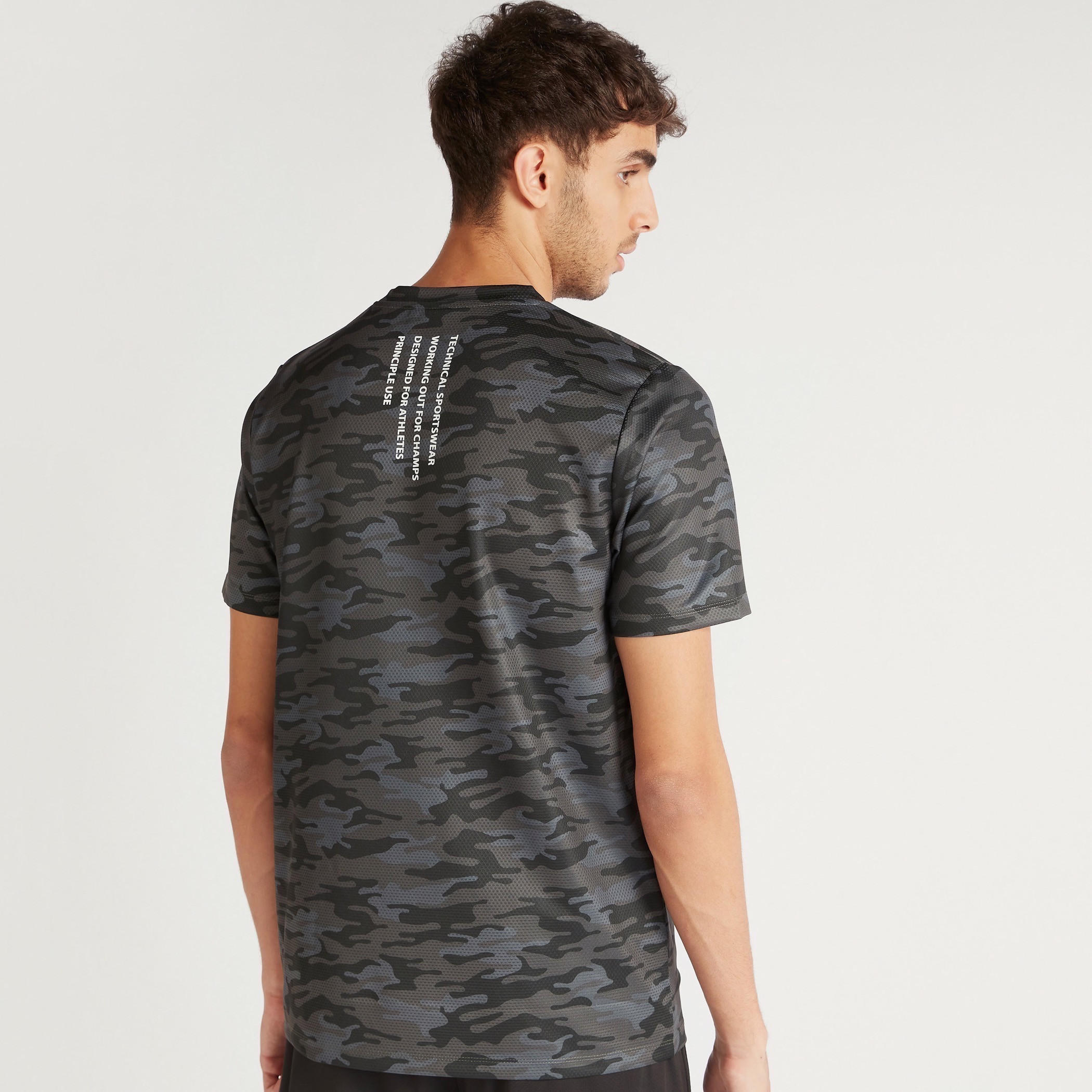 تيشيرت بأكمام قصيرة وطبعات مموّهة وجيوب بسحّاب-men-clothing-sportswearandactivewear-tshirtsandpolos-image-4
