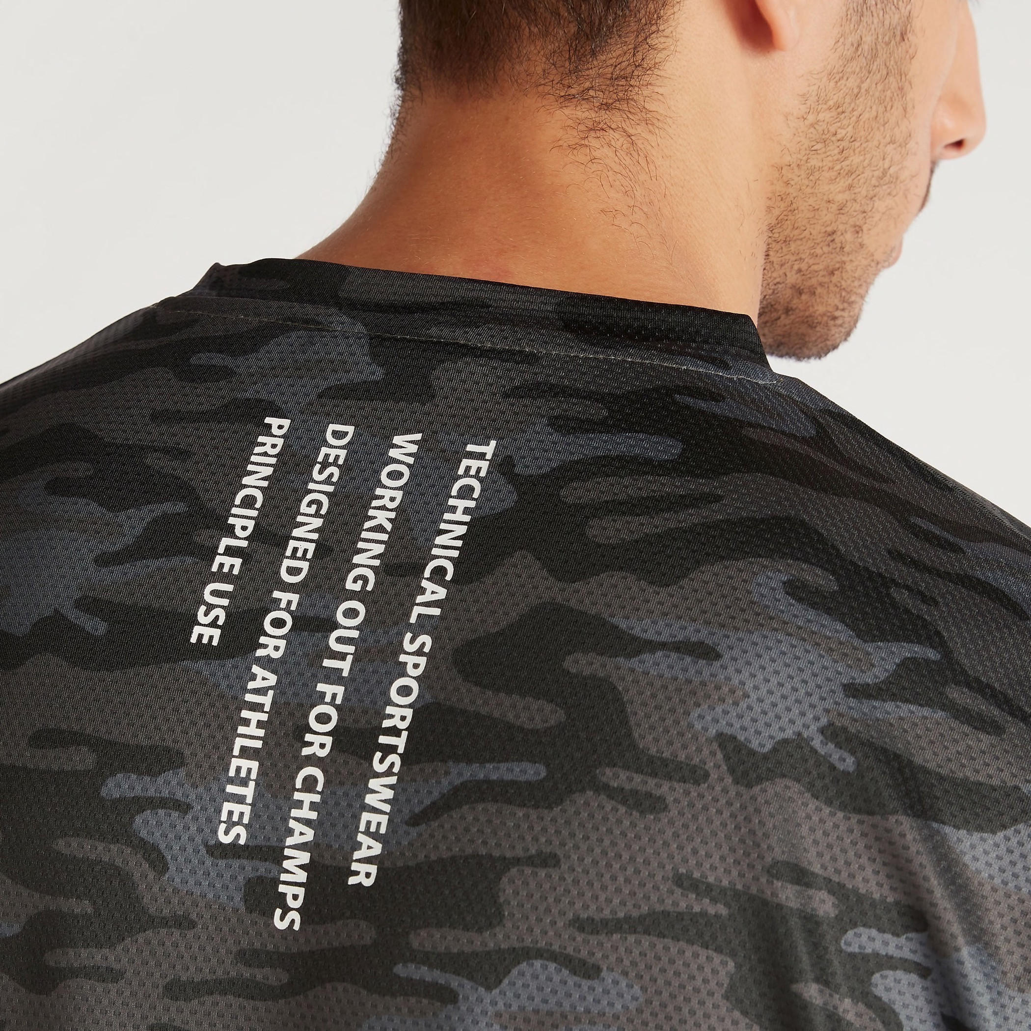 تيشيرت بأكمام قصيرة وطبعات مموّهة وجيوب بسحّاب-men-clothing-sportswearandactivewear-tshirtsandpolos-image-5