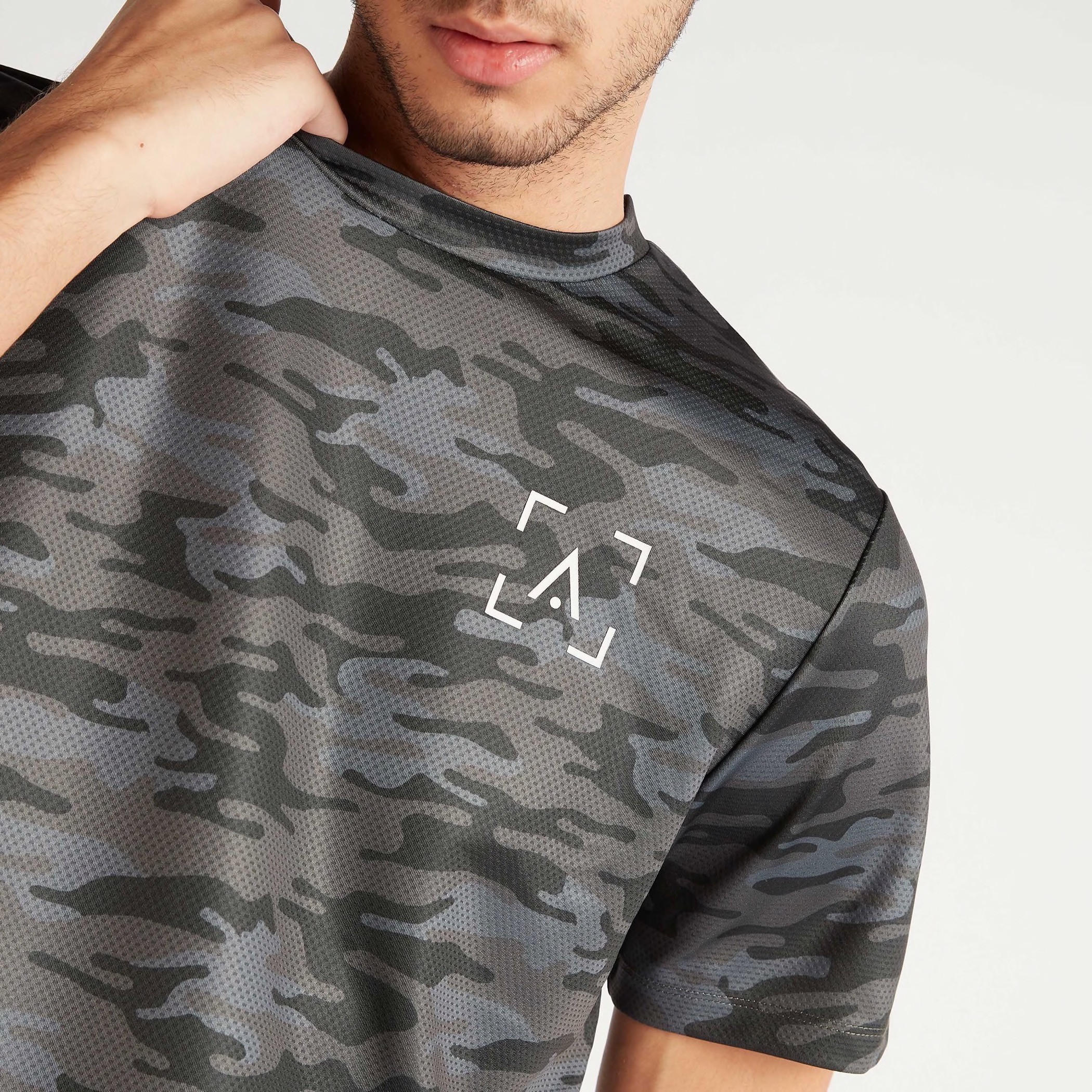 تيشيرت بأكمام قصيرة وطبعات مموّهة وجيوب بسحّاب-men-clothing-sportswearandactivewear-tshirtsandpolos-image-6