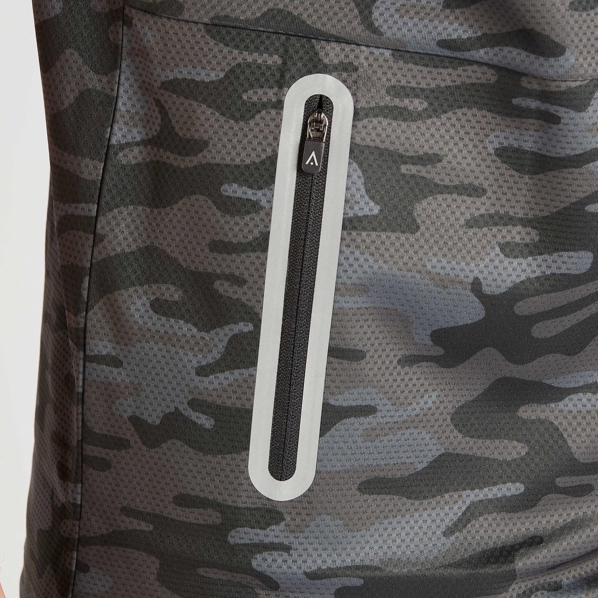 تيشيرت بأكمام قصيرة وطبعات مموّهة وجيوب بسحّاب-men-clothing-sportswearandactivewear-tshirtsandpolos-image-7