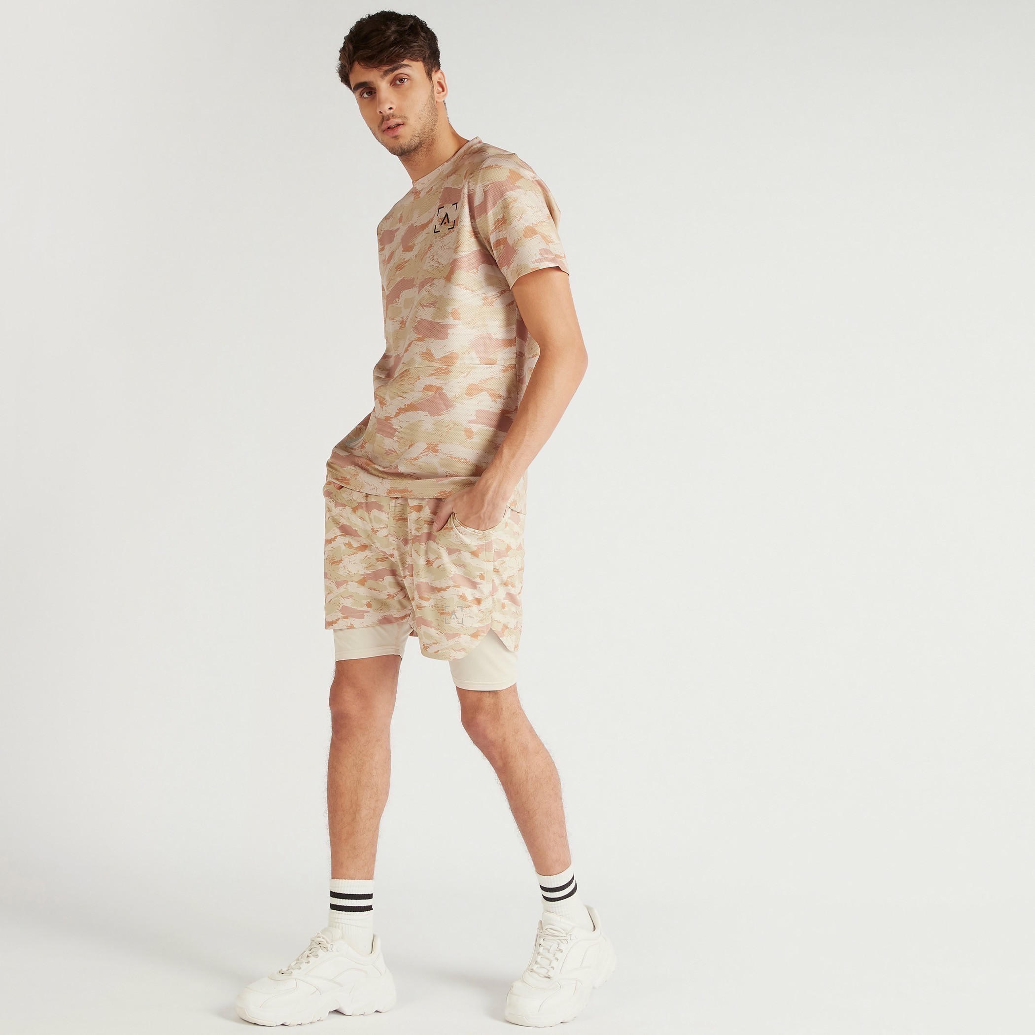 شورت بطبعات ورباط إغلاق وجيوب-men-clothing-sportswearandactivewear-bottoms-image-2