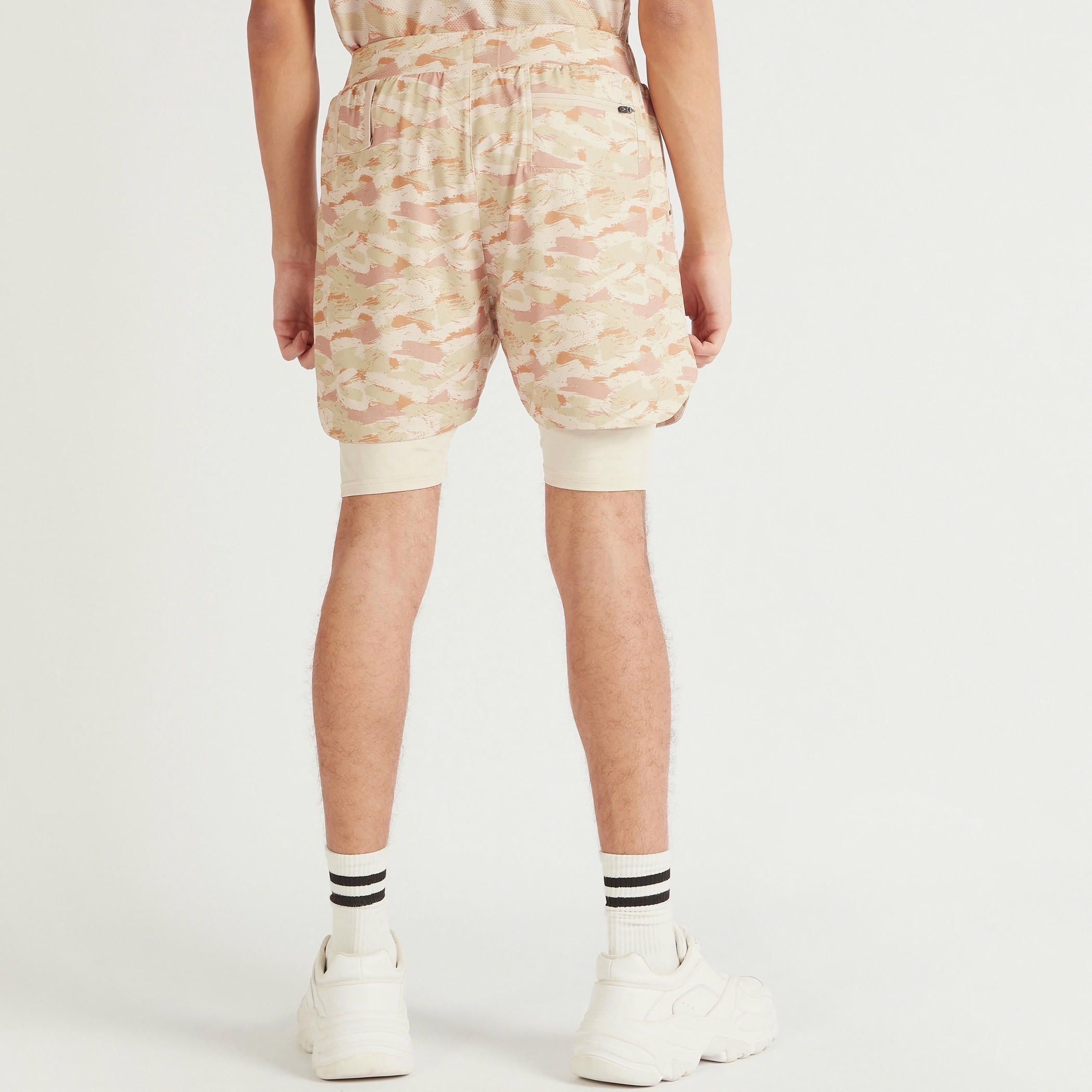 شورت بطبعات ورباط إغلاق وجيوب-men-clothing-sportswearandactivewear-bottoms-image-4