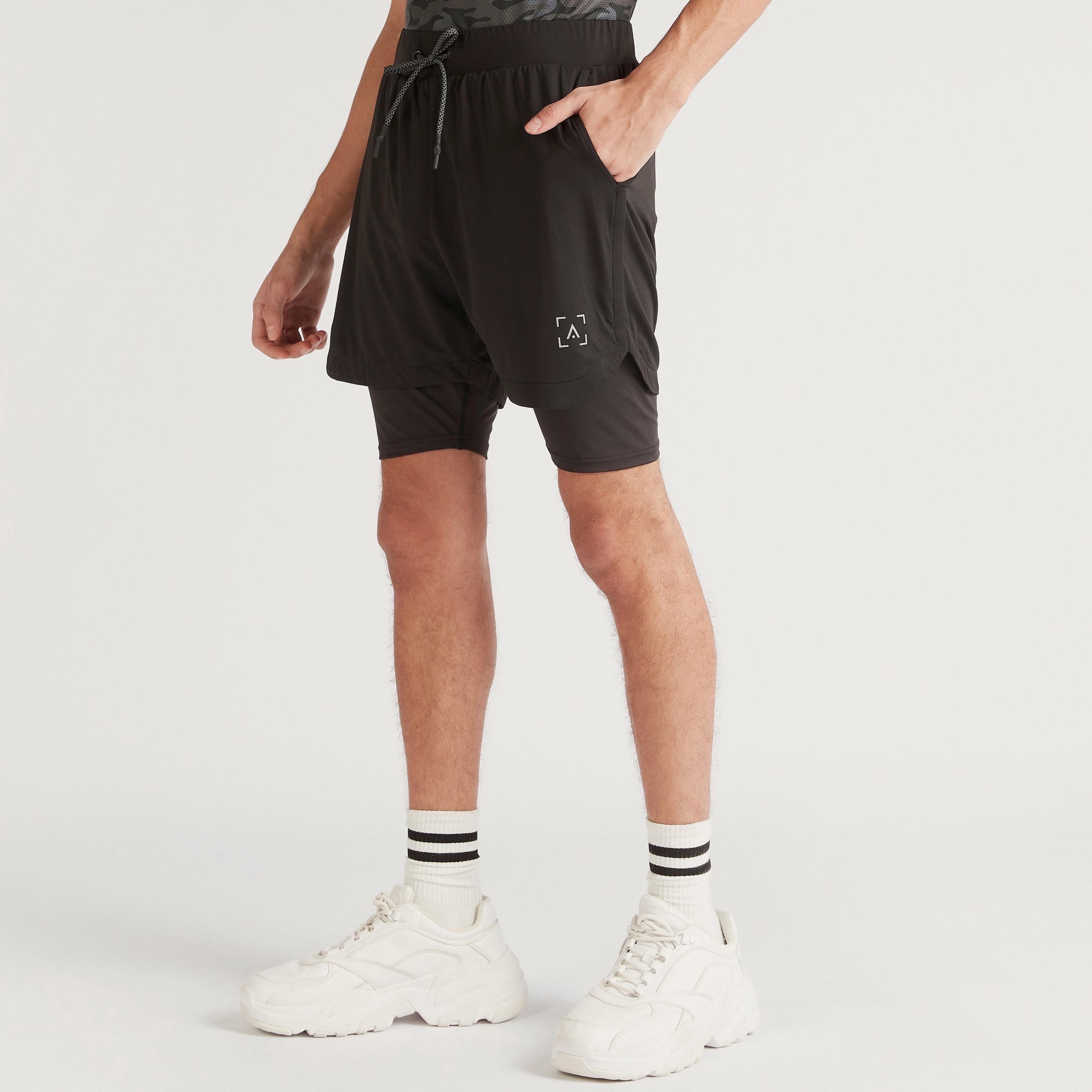 شورت سادة برباط إغلاق وجيوب-men-clothing-sportswearandactivewear-bottoms-image-5