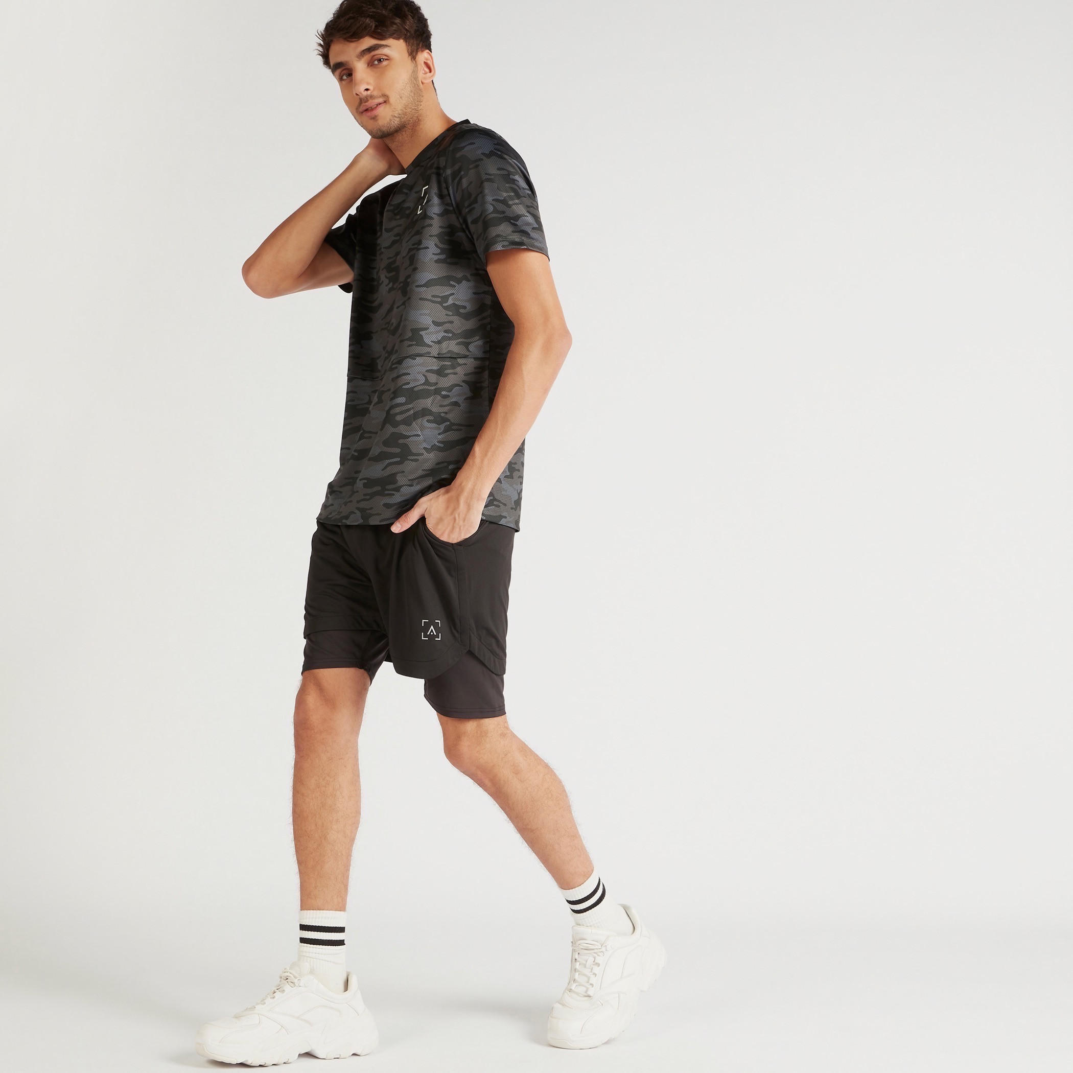 شورت سادة برباط إغلاق وجيوب-men-clothing-sportswearandactivewear-bottoms-image-4