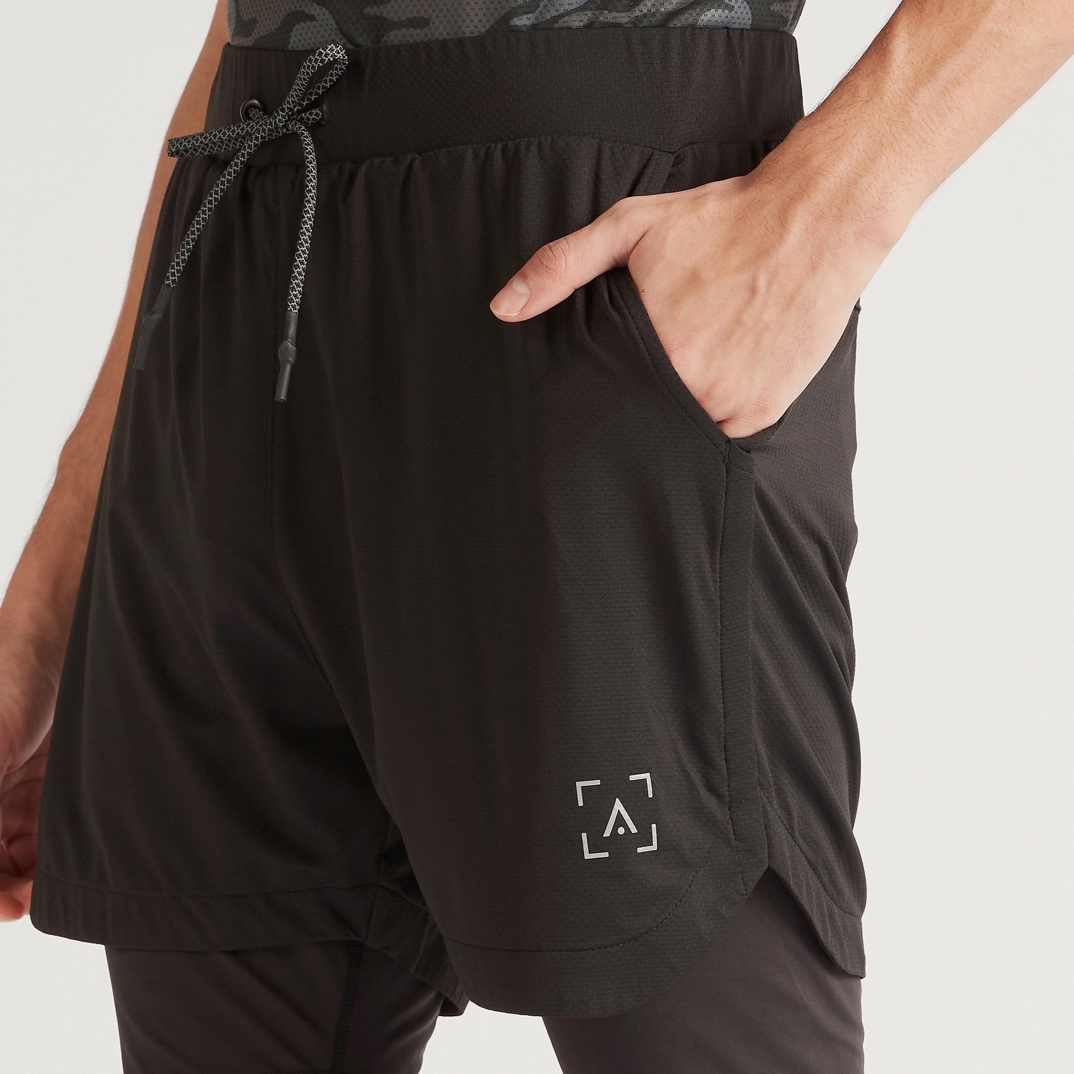 شورت سادة برباط إغلاق وجيوب-men-clothing-sportswearandactivewear-bottoms-image-3