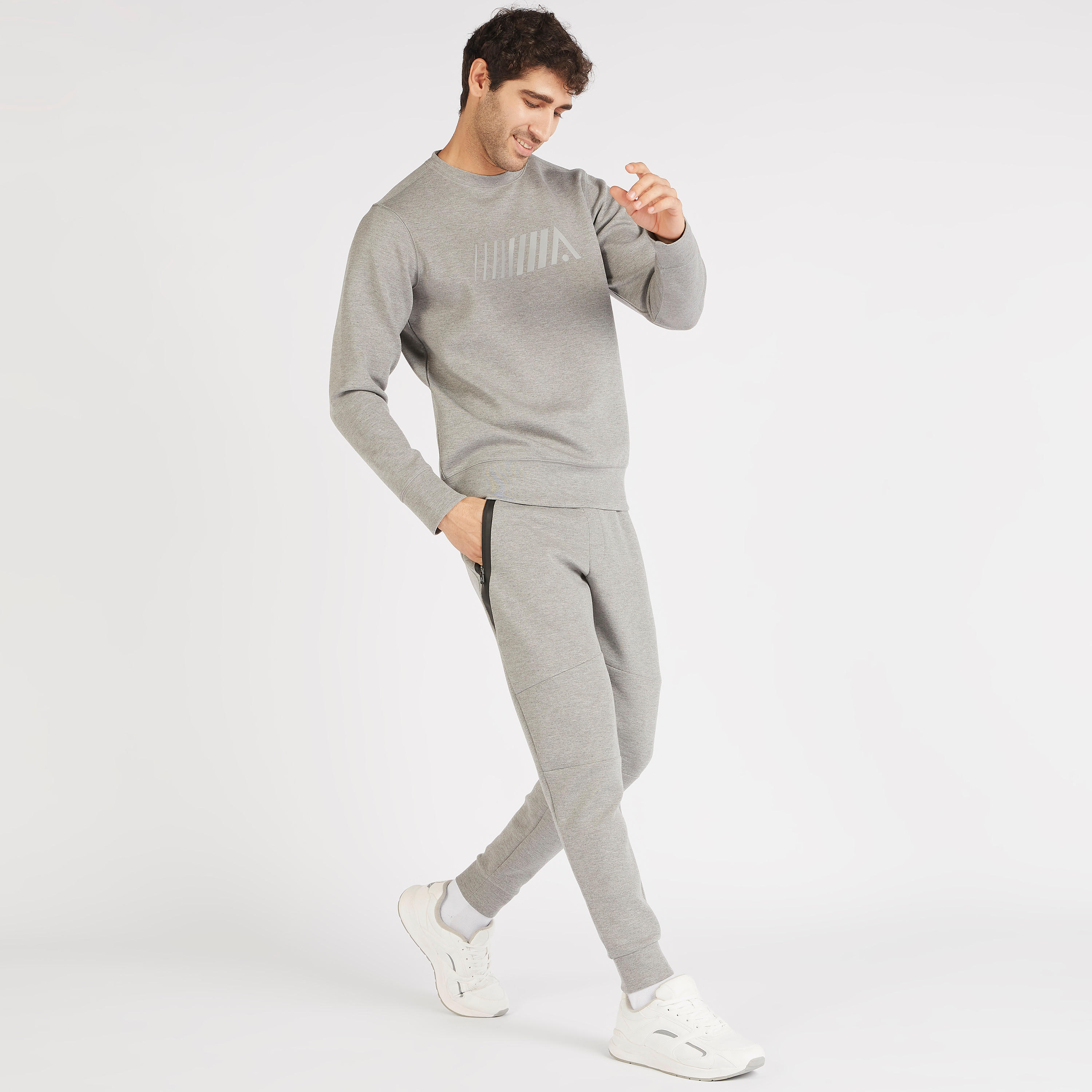 سويت شيرت سادة بياقة ضيّقة وأكمام طويلة-men-winterwear-hoodiesandsweatshirts-image-3
