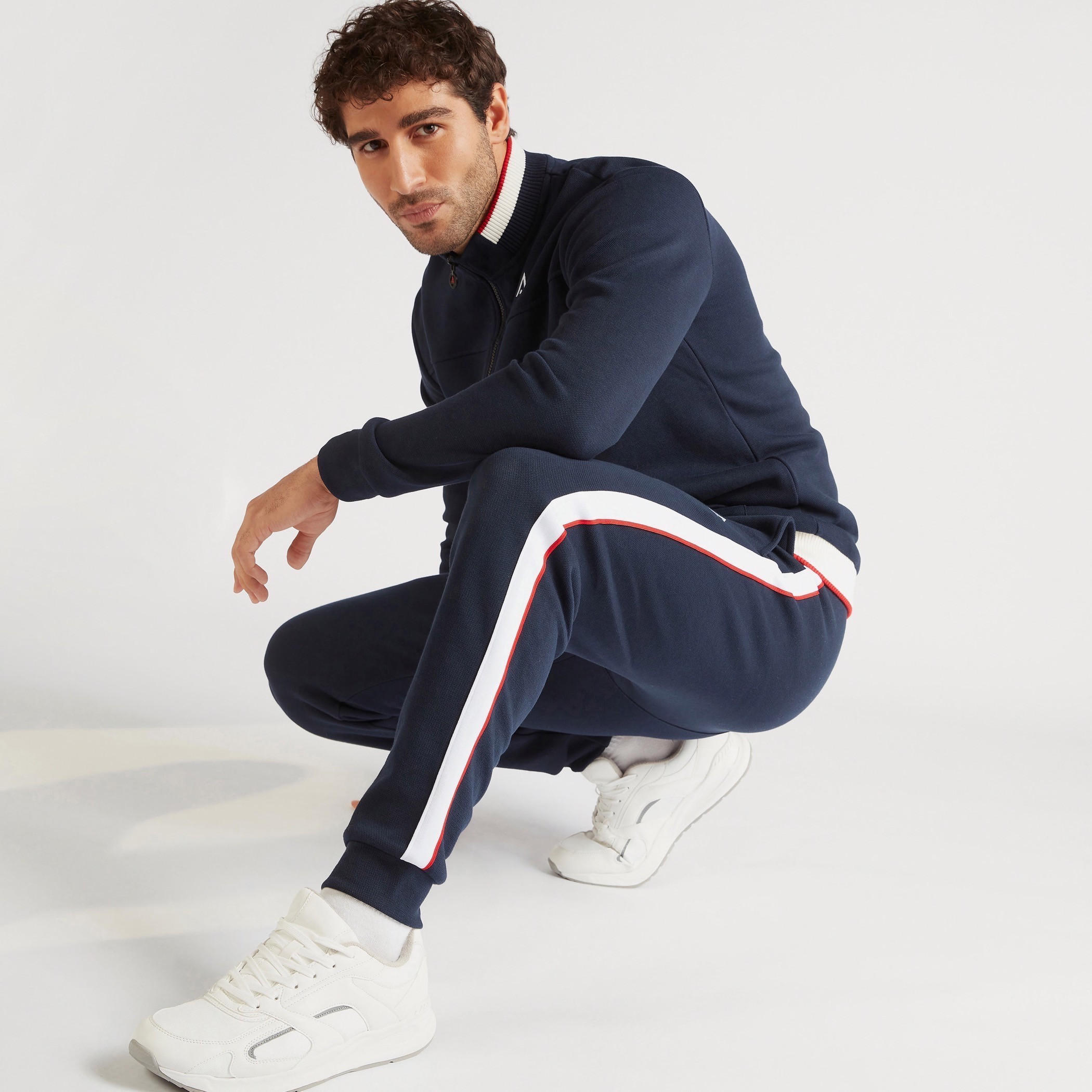 بنطلون رياضي سادة بتفاصيل شريطة ورباط إغلاق-men-clothing-sportswearandactivewear-bottoms-image-4