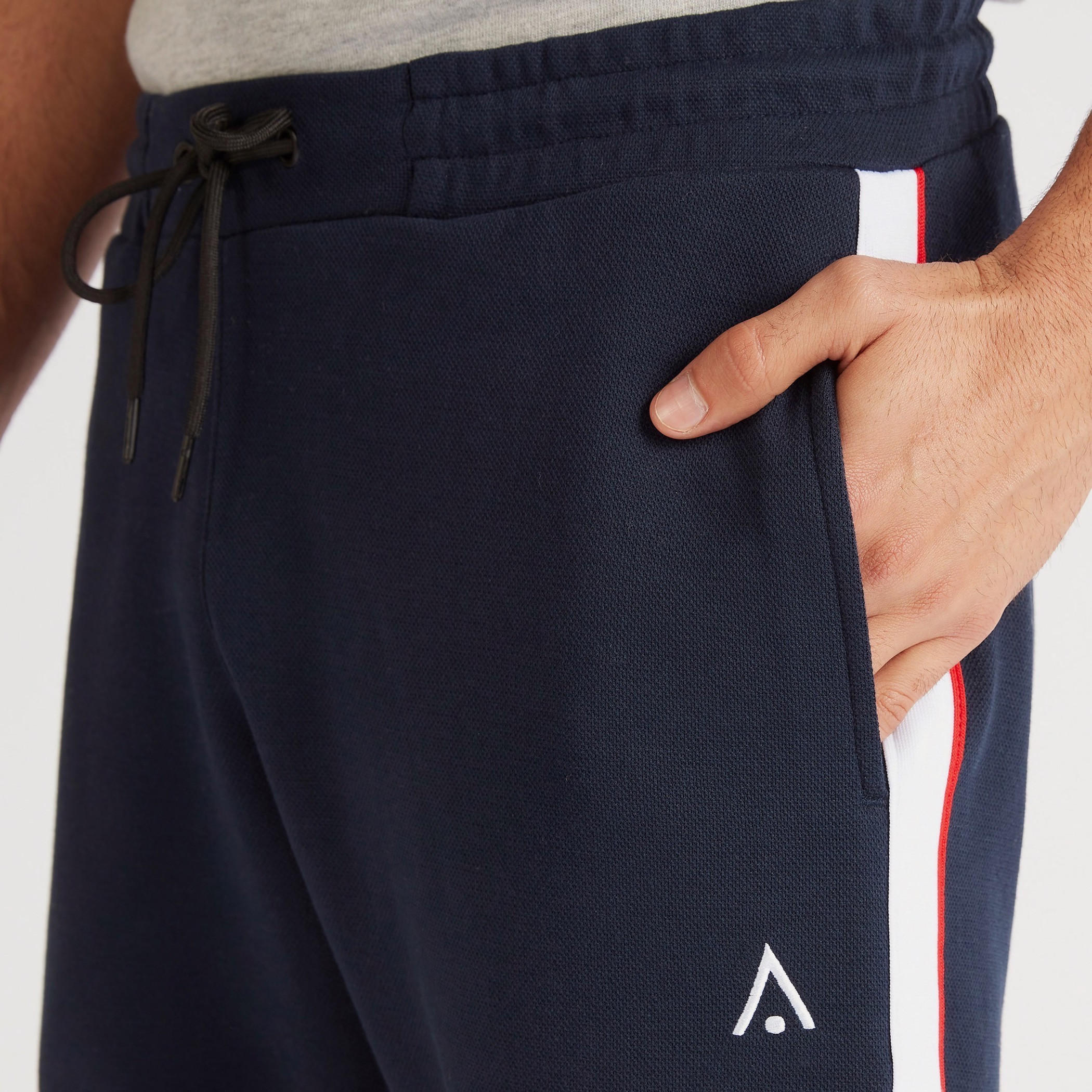 بنطلون رياضي سادة بتفاصيل شريطة ورباط إغلاق-men-clothing-sportswearandactivewear-bottoms-image-3