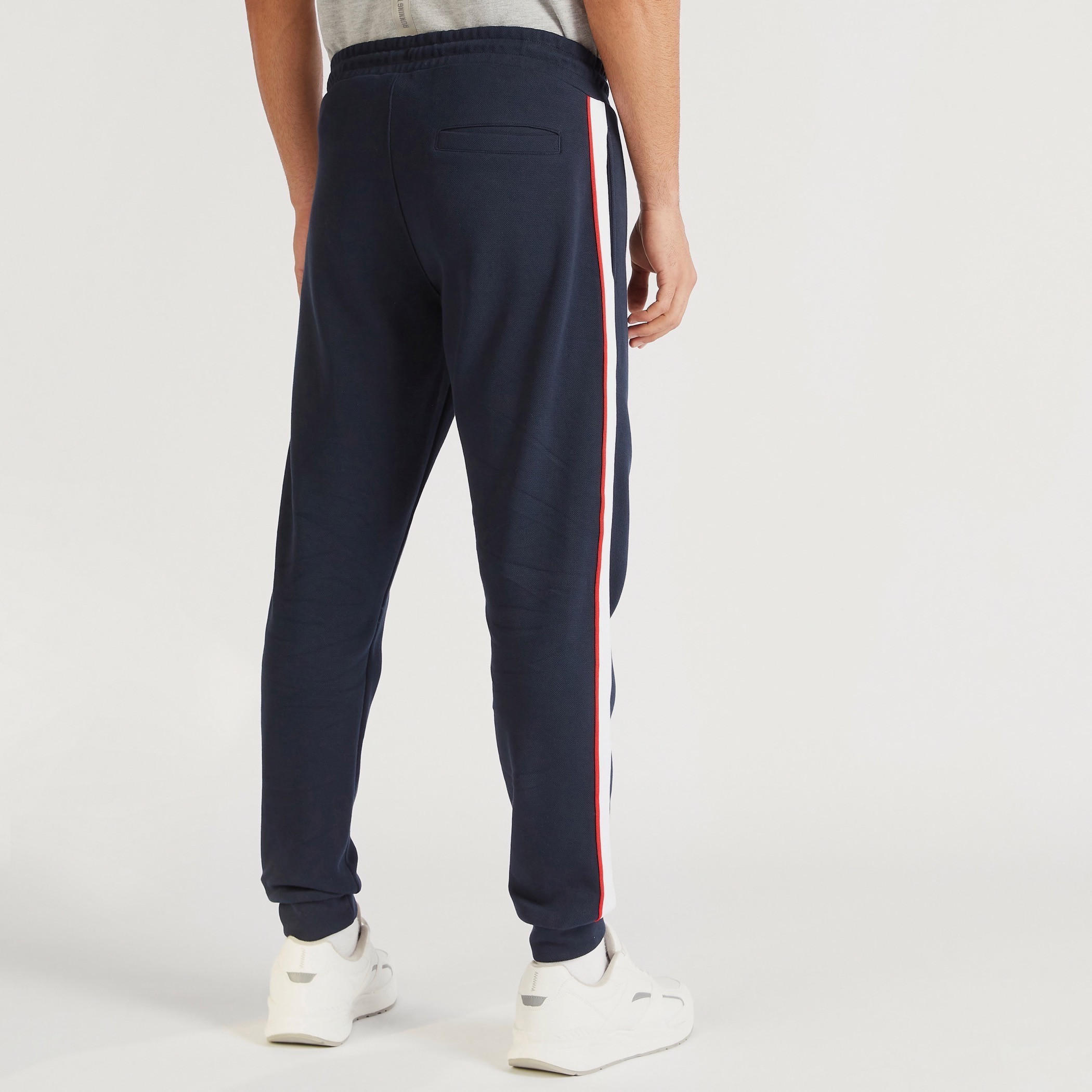 بنطلون رياضي سادة بتفاصيل شريطة ورباط إغلاق-men-clothing-sportswearandactivewear-bottoms-image-1