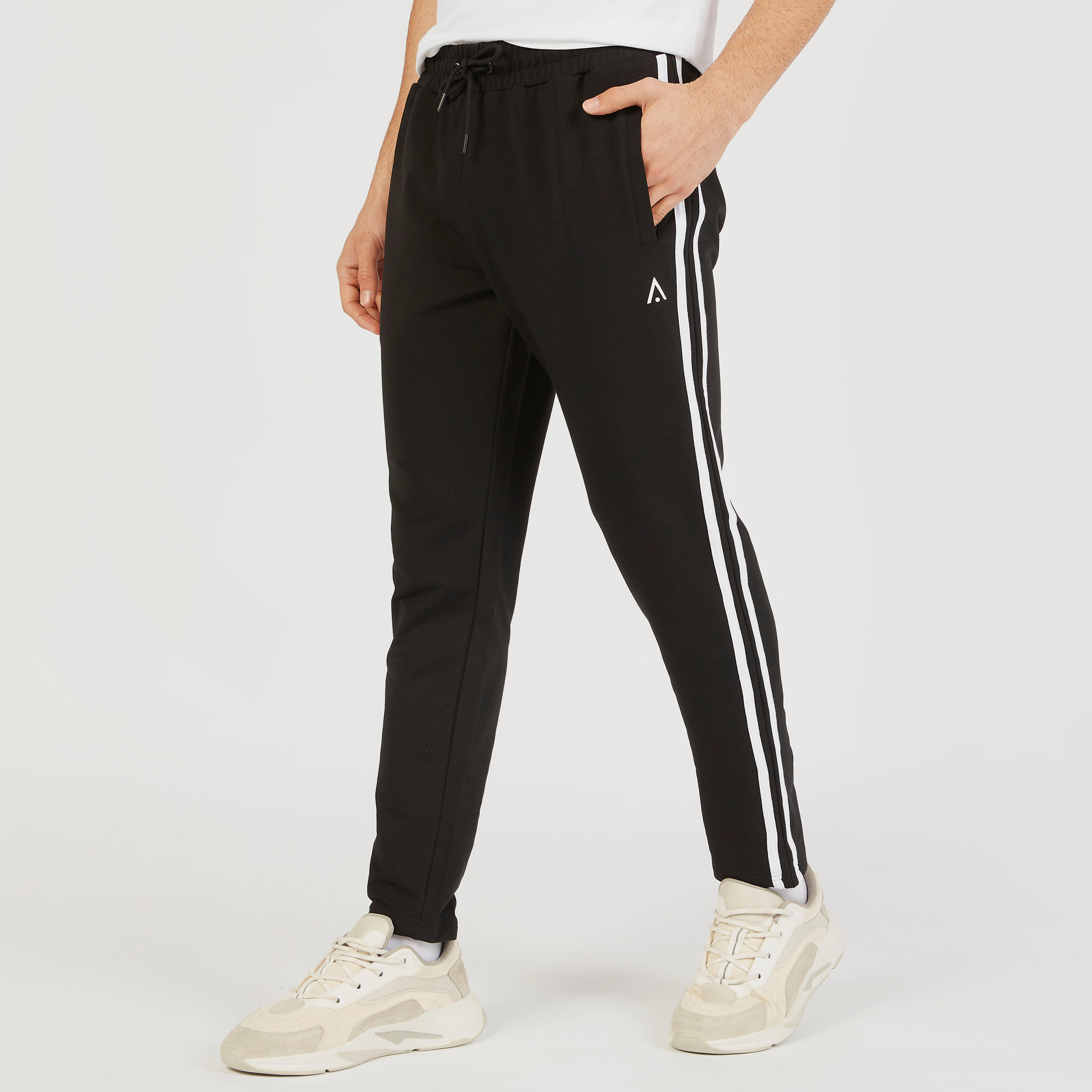 بنطلون رياضي سادة بتفاصيل شريطة ورباط إغلاق-men-clothing-sportswearandactivewear-bottoms-image-1