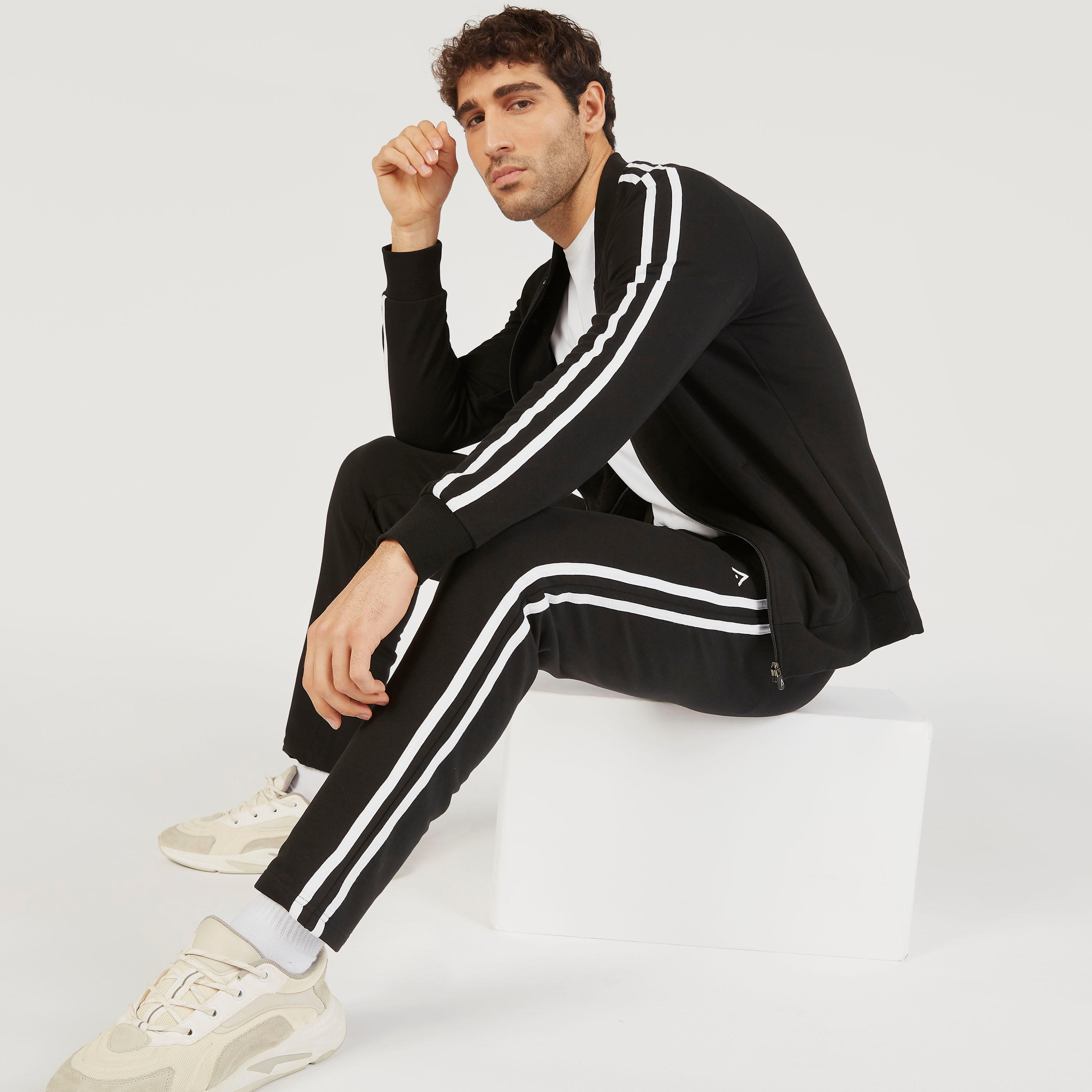 بنطلون رياضي سادة بتفاصيل شريطة ورباط إغلاق-men-clothing-sportswearandactivewear-bottoms-image-2