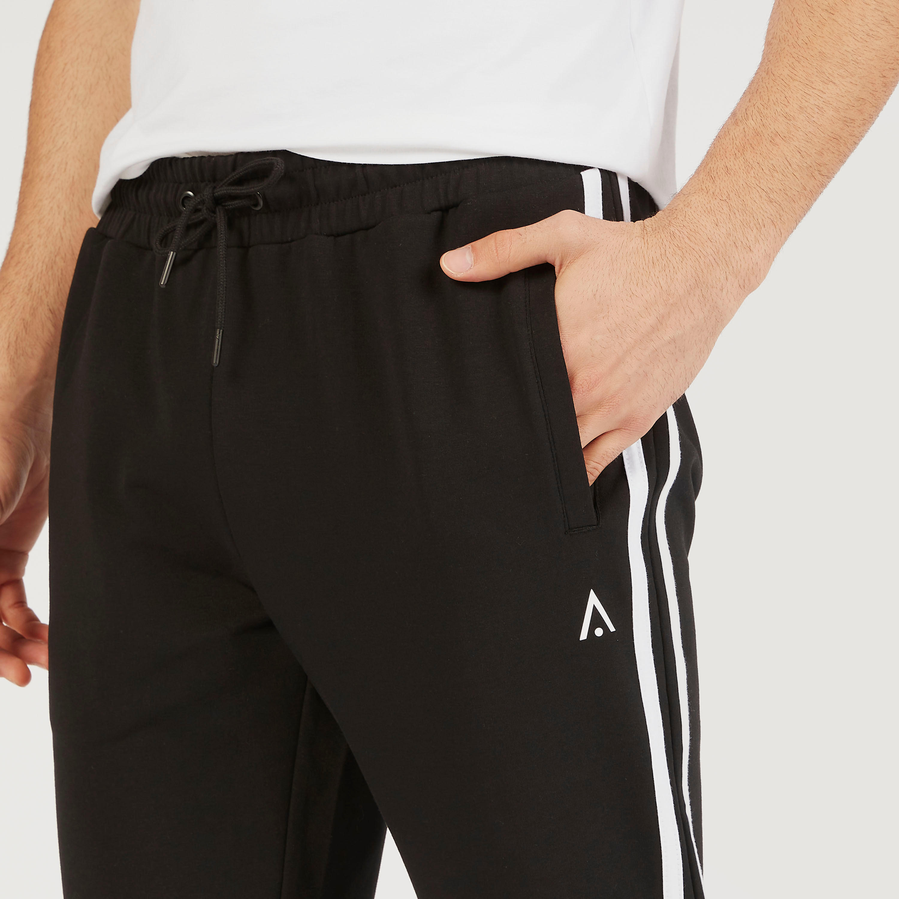 بنطلون رياضي سادة بتفاصيل شريطة ورباط إغلاق-men-clothing-sportswearandactivewear-bottoms-image-3