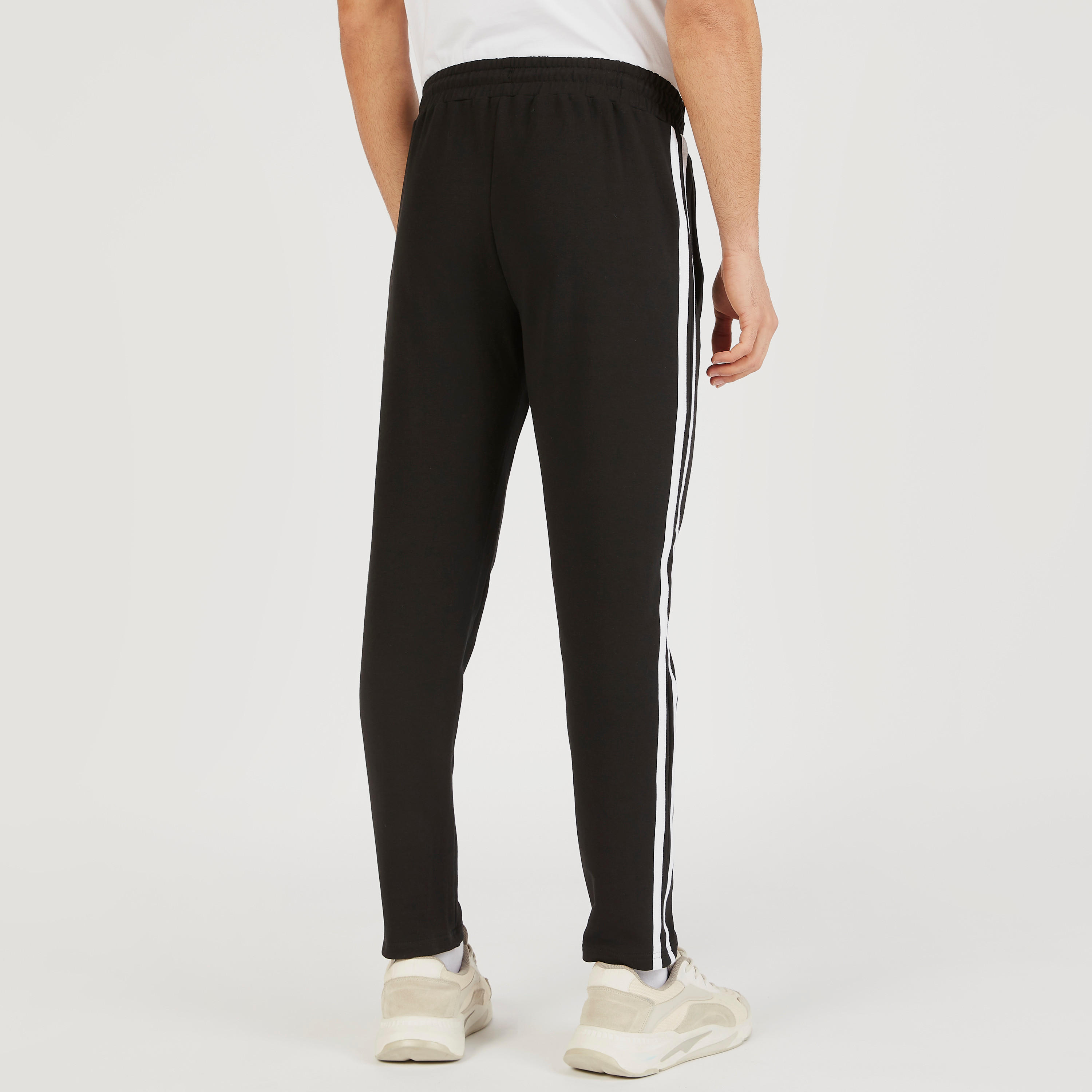 بنطلون رياضي سادة بتفاصيل شريطة ورباط إغلاق-men-clothing-sportswearandactivewear-bottoms-image-4
