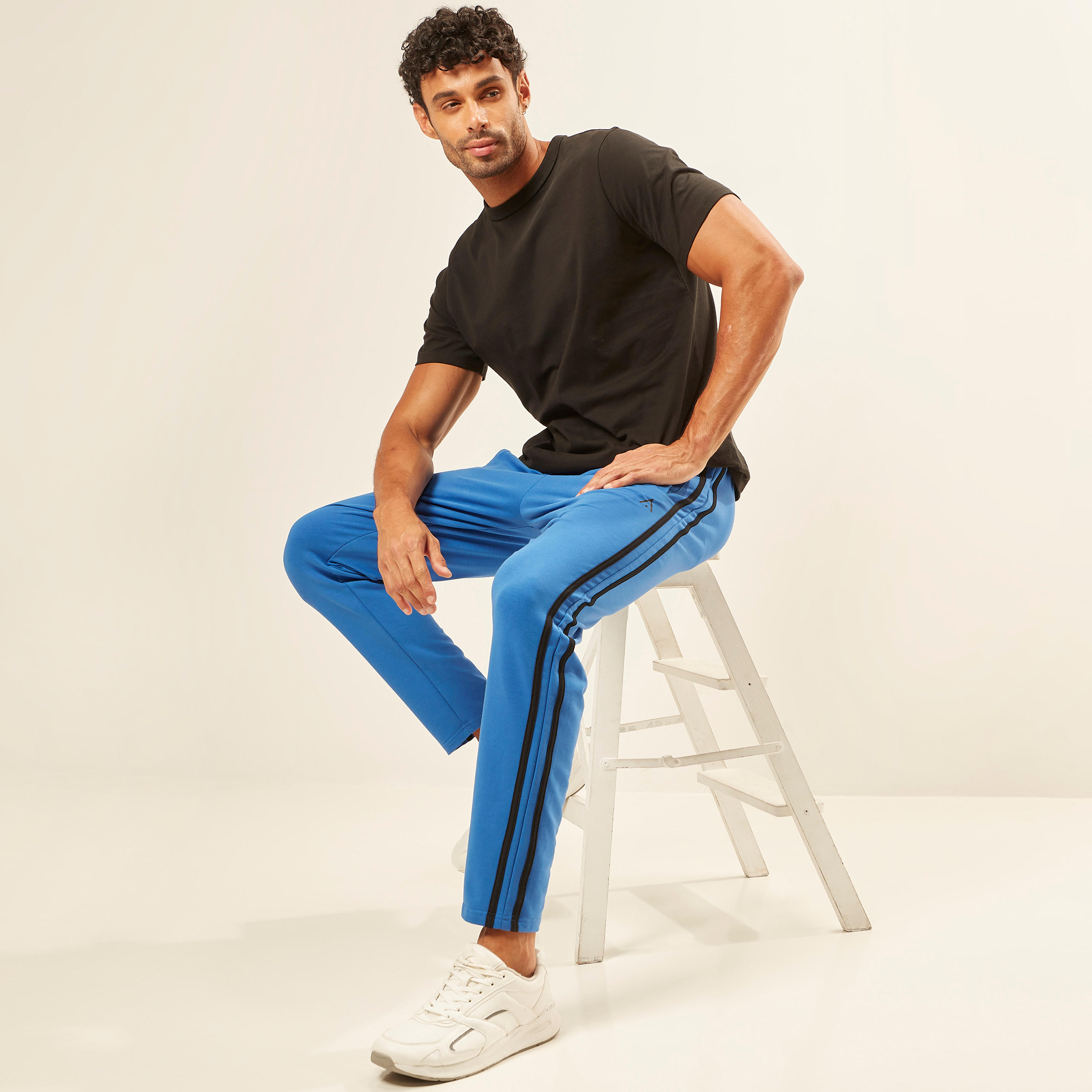 بنطلون رياضي سادة برباط إغلاق وتفاصيل شريطة جانبية-men-clothing-sportswearandactivewear-bottoms-image-3