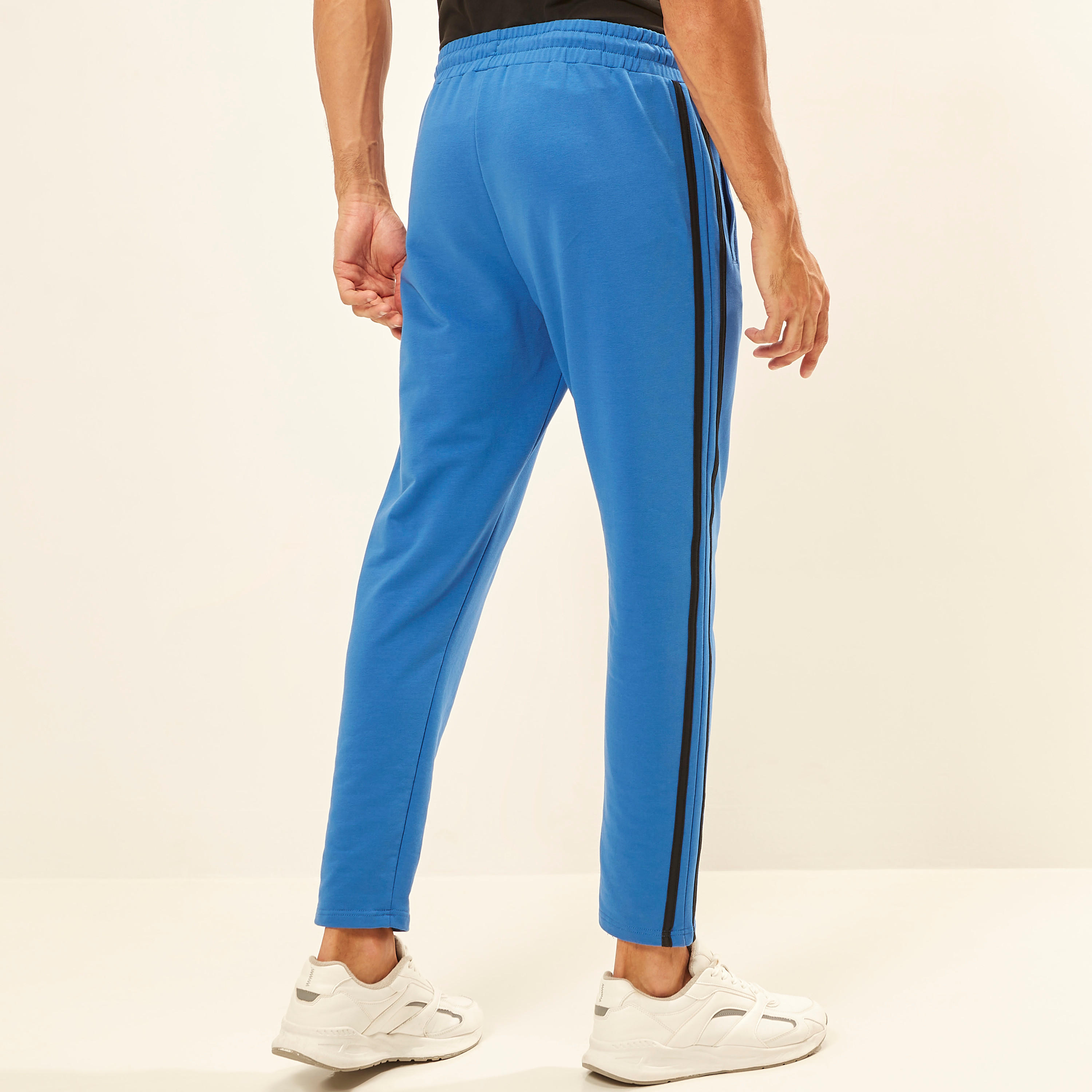 بنطلون رياضي سادة برباط إغلاق وتفاصيل شريطة جانبية-men-clothing-sportswearandactivewear-bottoms-image-1