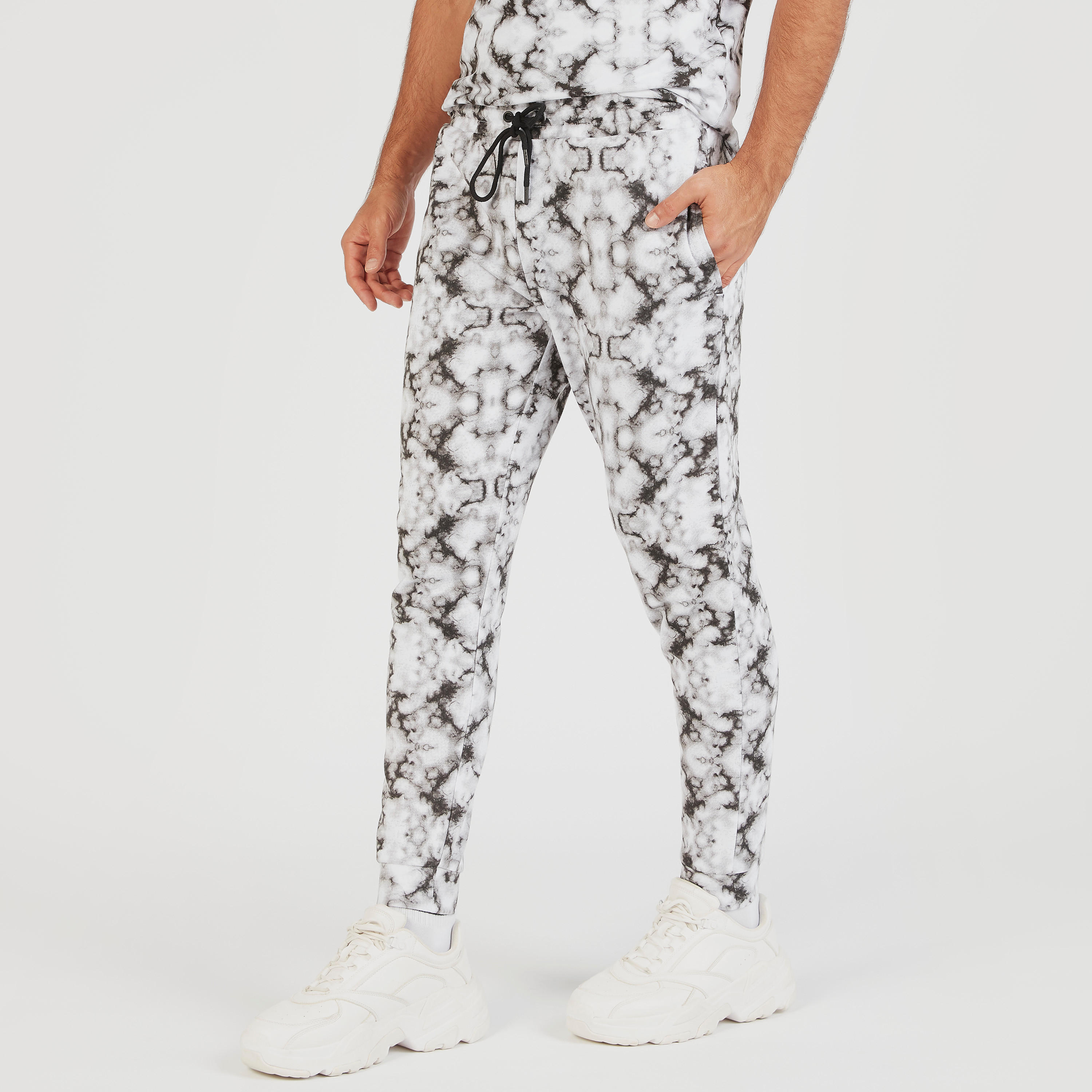 بنطلون رياضي برباط إغلاق وجيوب وطبعات-men-clothing-sportswearandactivewear-bottoms-image-4