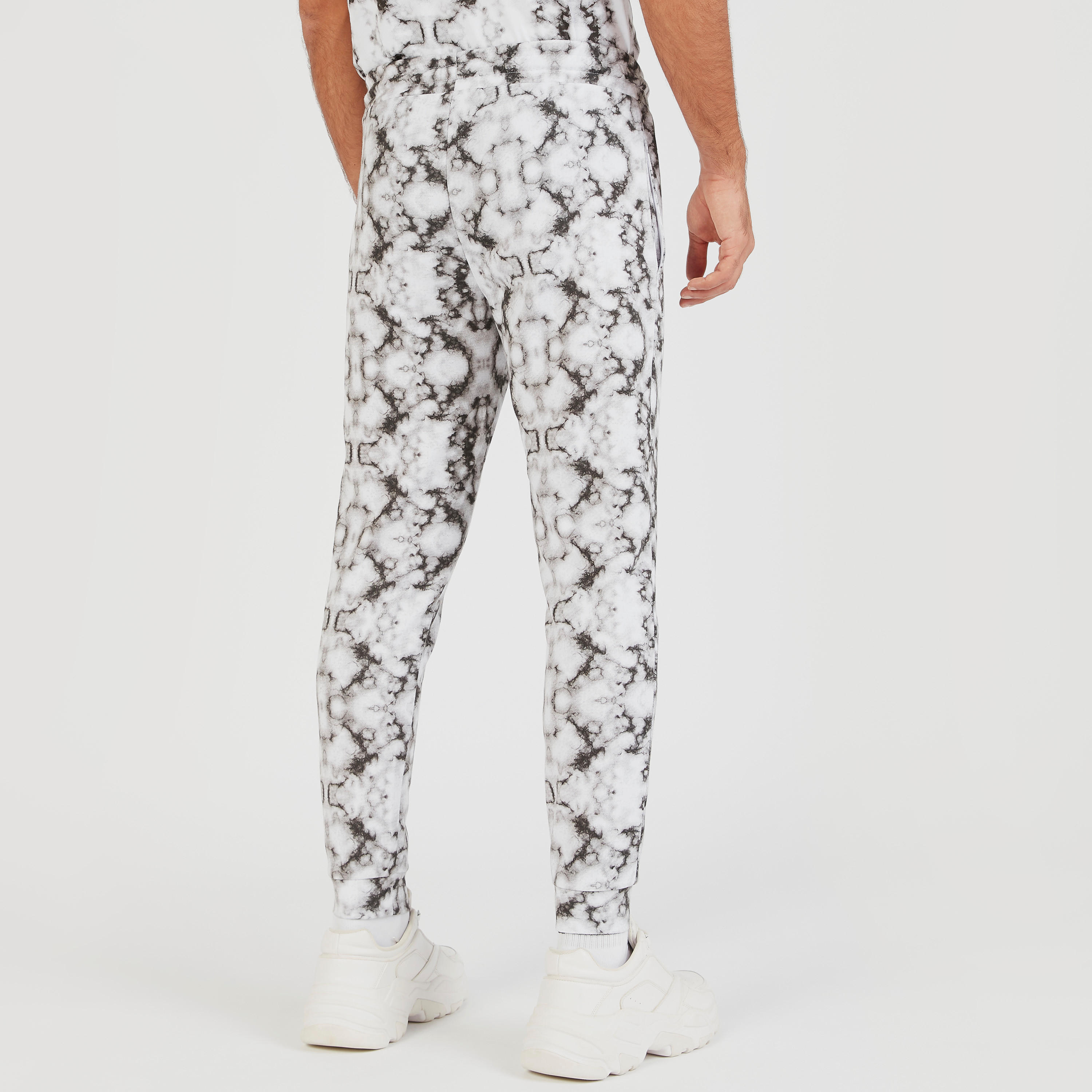 بنطلون رياضي برباط إغلاق وجيوب وطبعات-men-clothing-sportswearandactivewear-bottoms-image-1