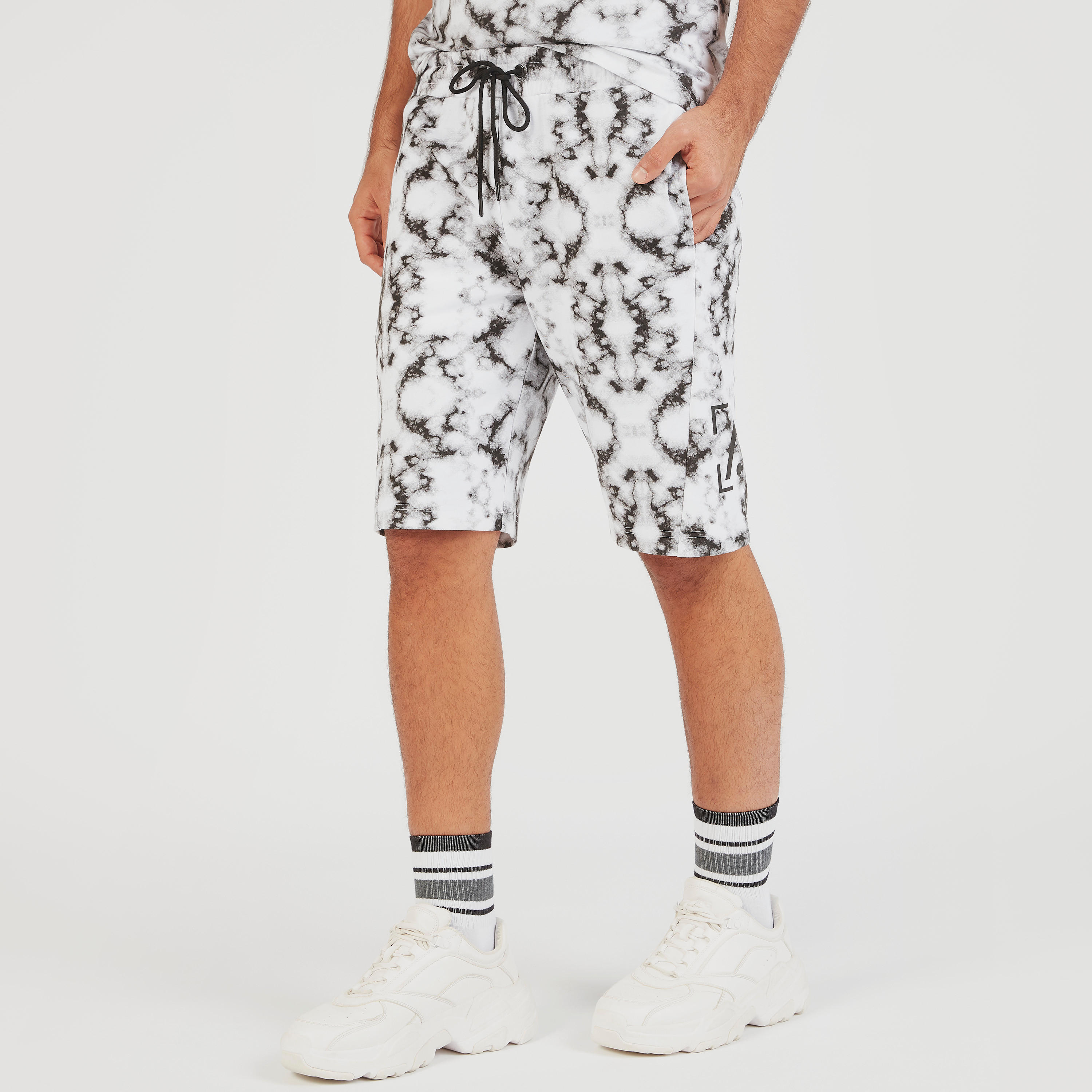 شورت برباط إغلاق وجيوب وطبعات-men-clothing-sportswearandactivewear-bottoms-image-5