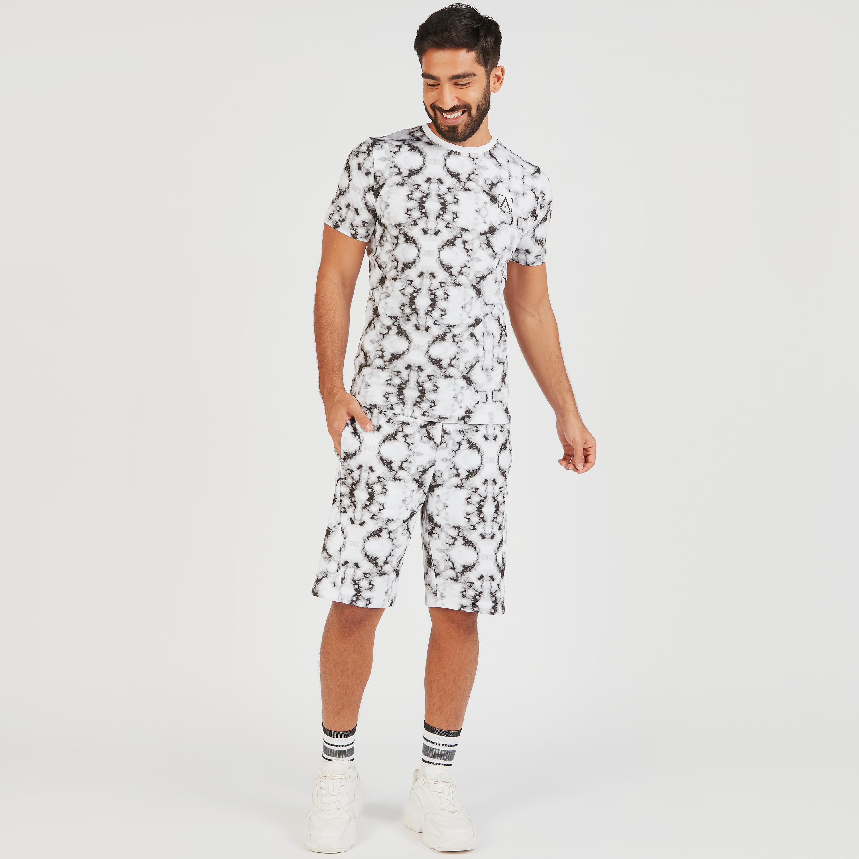 شورت برباط إغلاق وجيوب وطبعات-men-clothing-sportswearandactivewear-bottoms-image-4