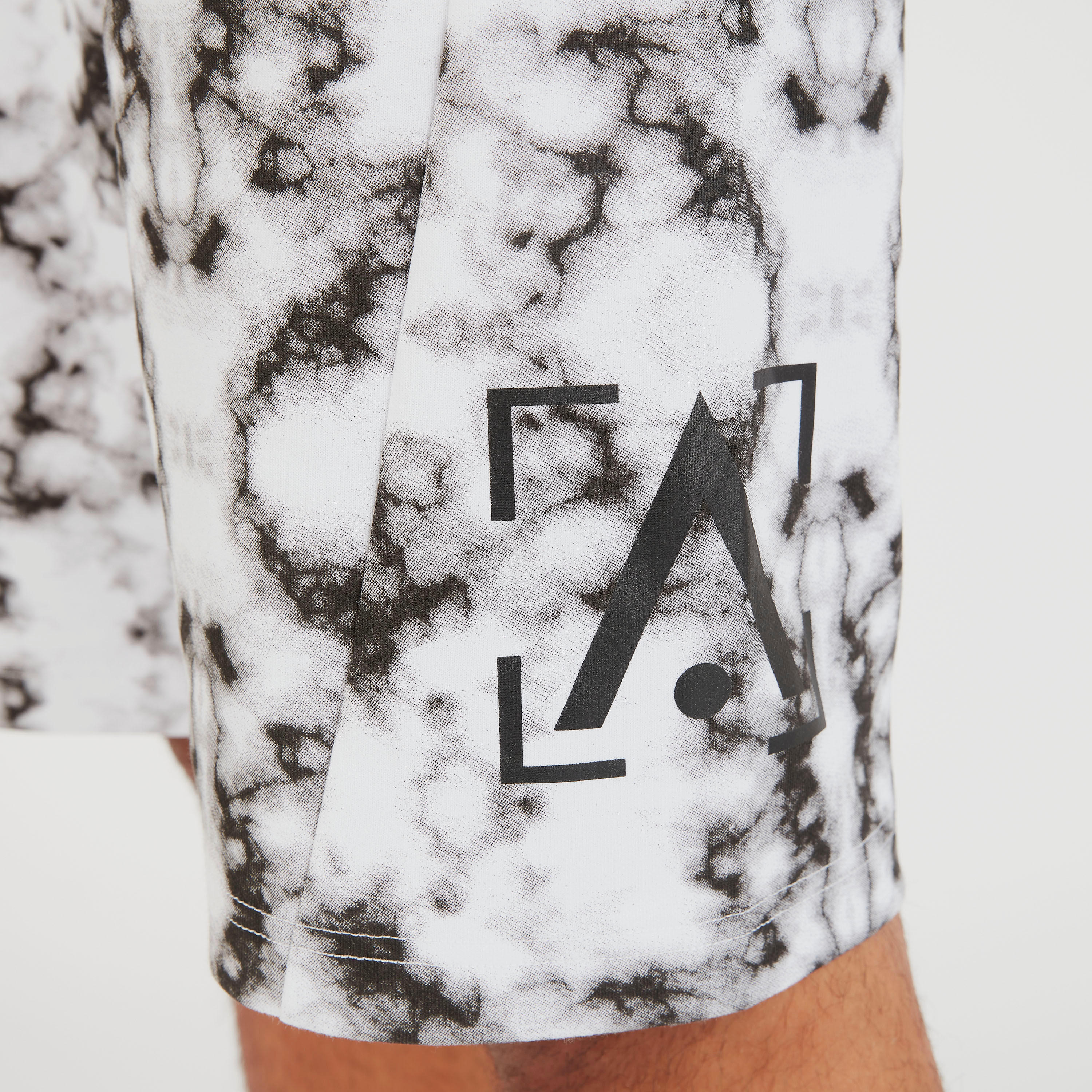 شورت برباط إغلاق وجيوب وطبعات-men-clothing-sportswearandactivewear-bottoms-image-3