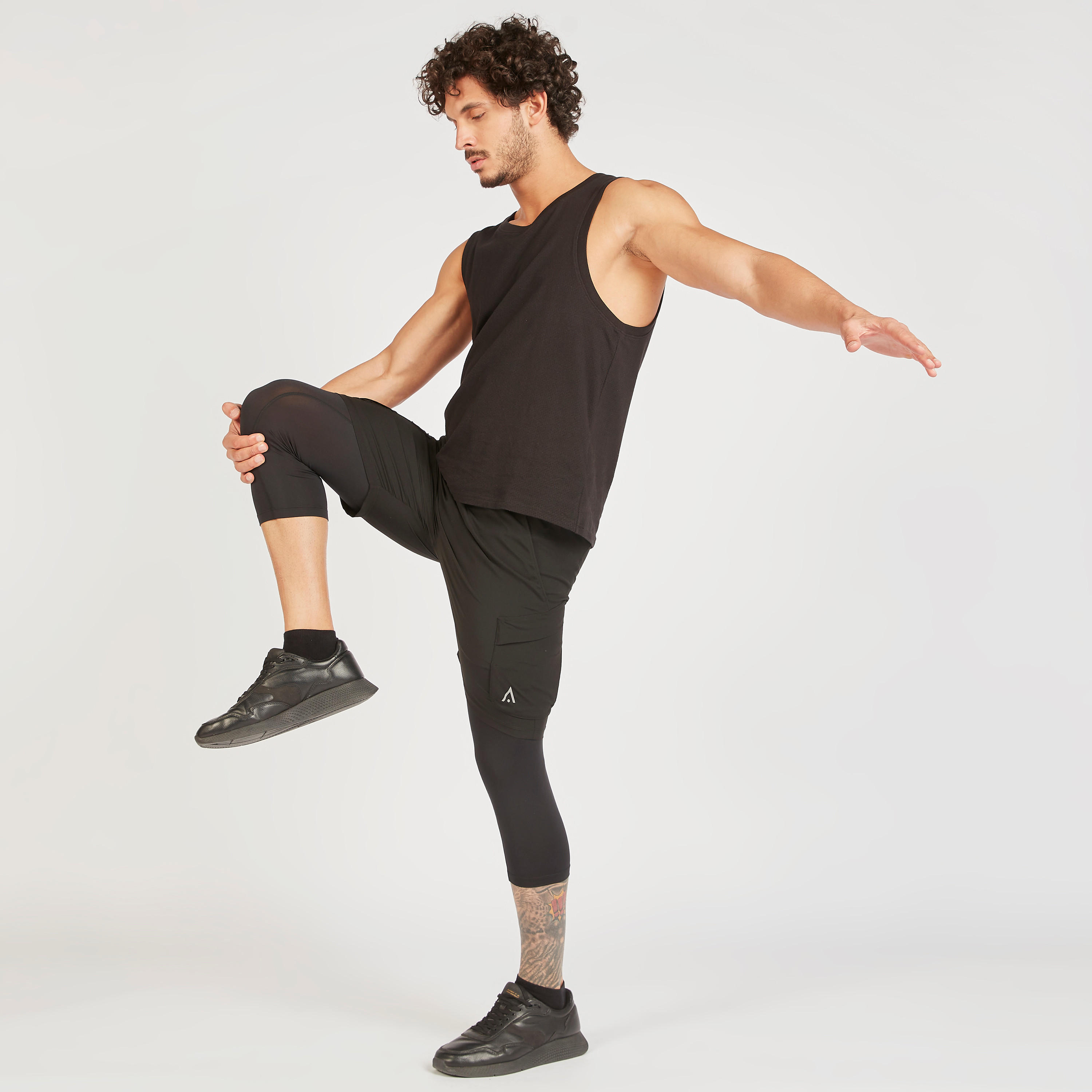 شورت سادة بإبزيم إغلاق وجيوب-men-clothing-sportswearandactivewear-bottoms-image-4